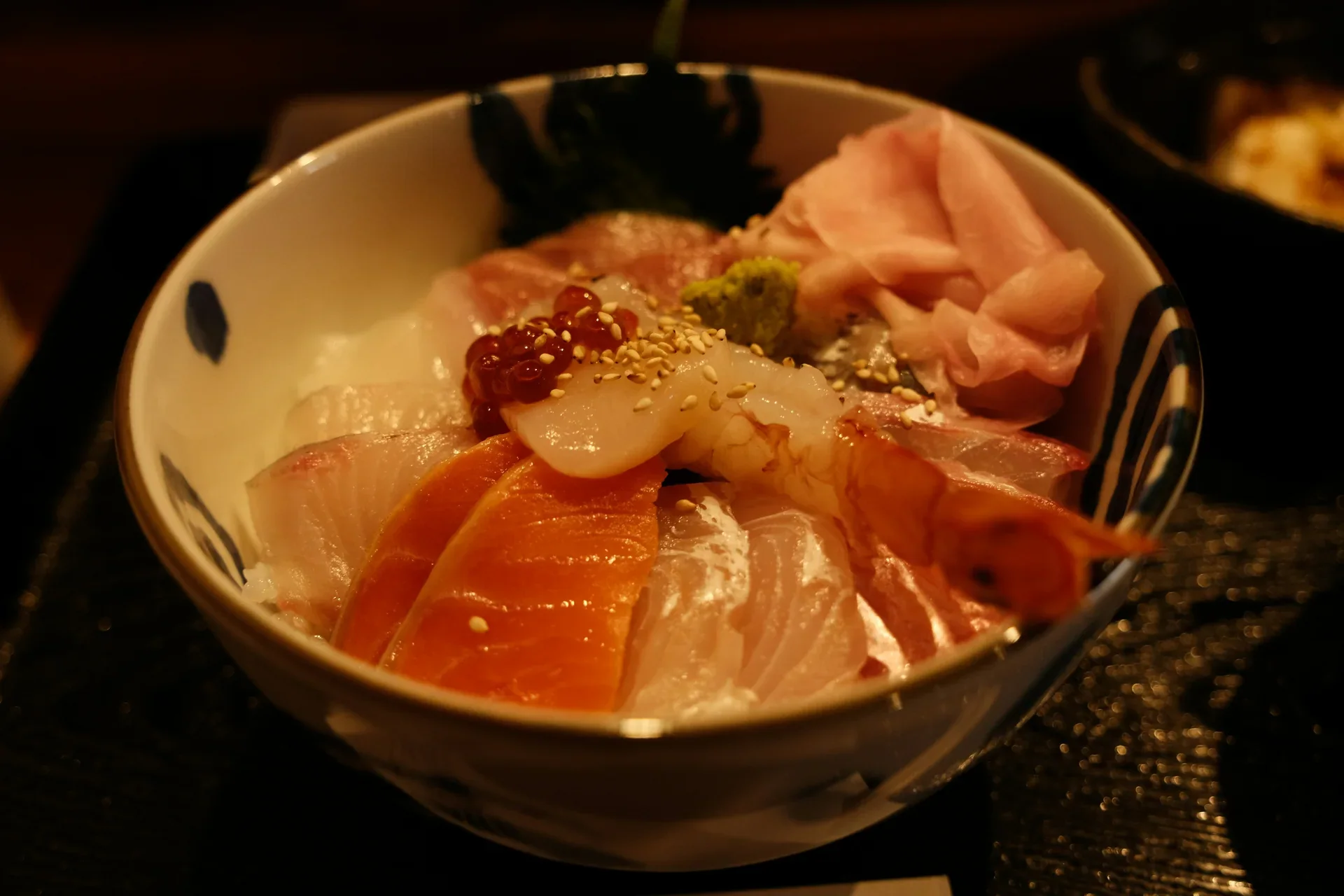 一碗日式海鮮飯示意照,非天草餐廳實際菜色