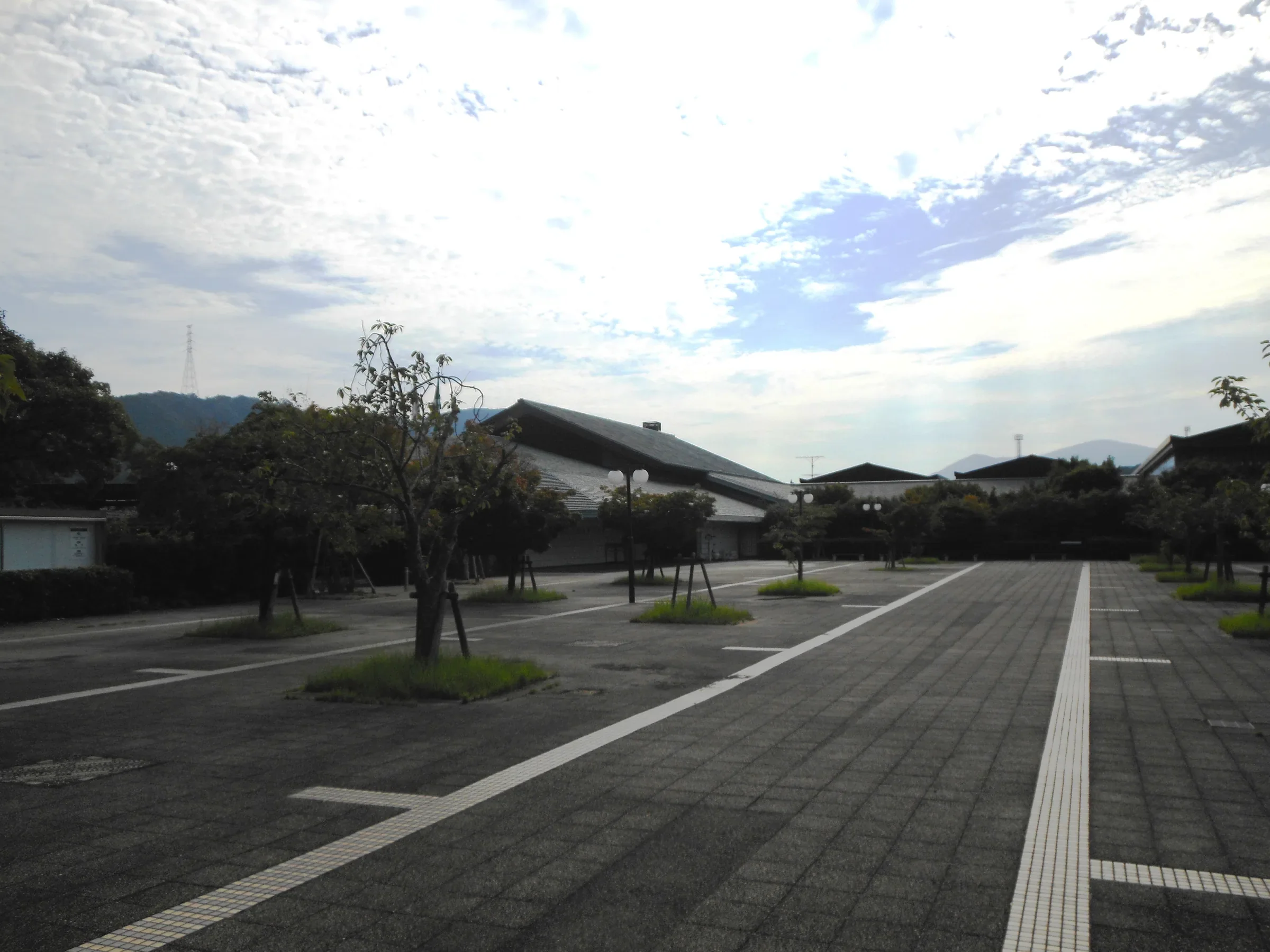 有田町九州陶磁文化館正面入口與館前步道