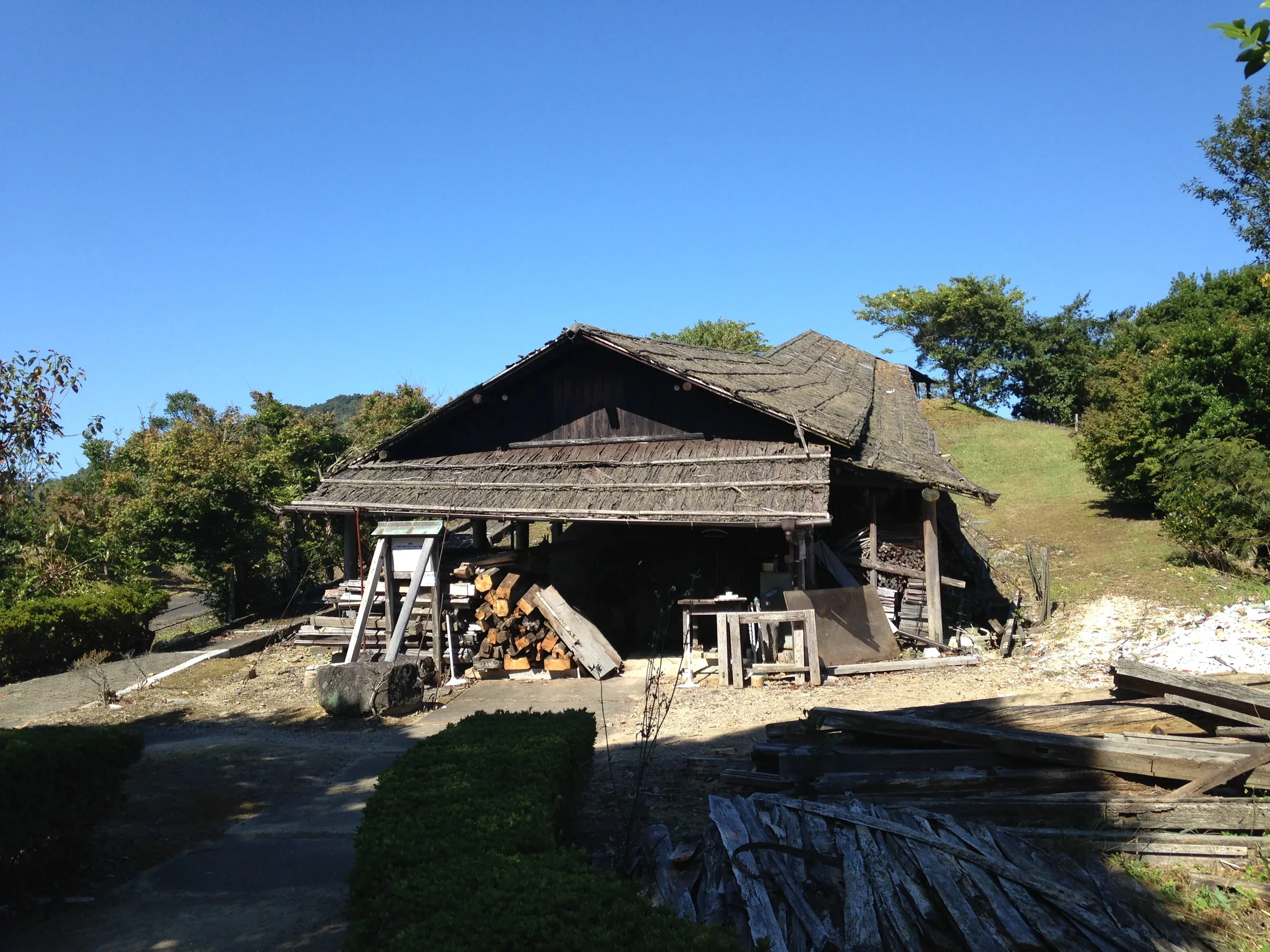 有田陶瓷公園園區內的登窯，窯體旁堆放木柴
