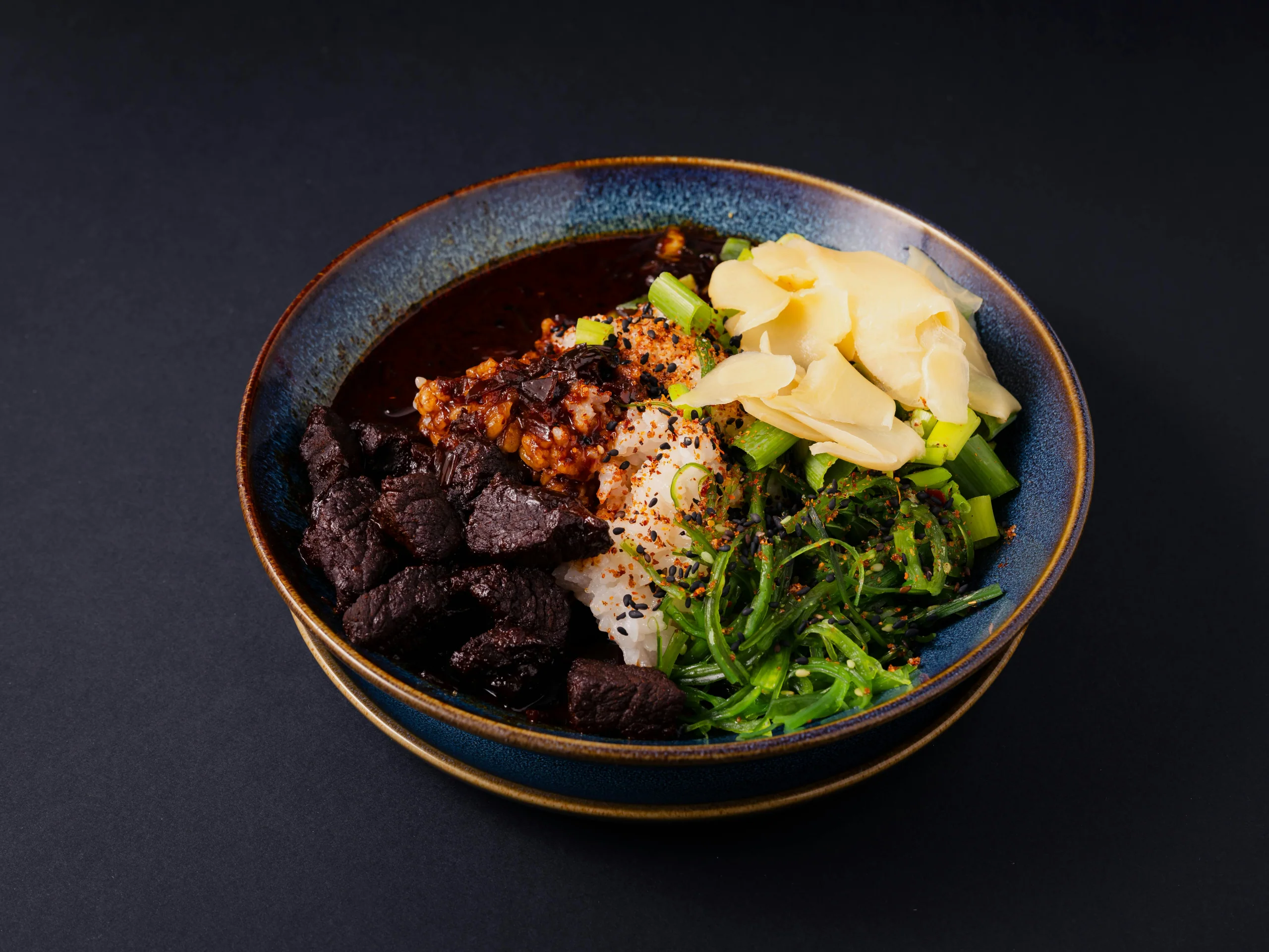 一碗牛肉飯示意照,並非阿蘇赤牛丼或下文所列店舖的餐點