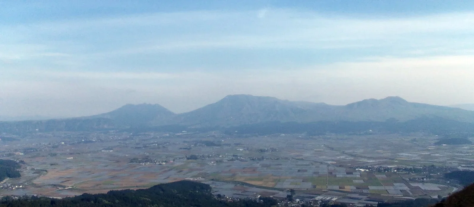 大觀峰展望所俯瞰阿蘇谷與阿蘇五岳