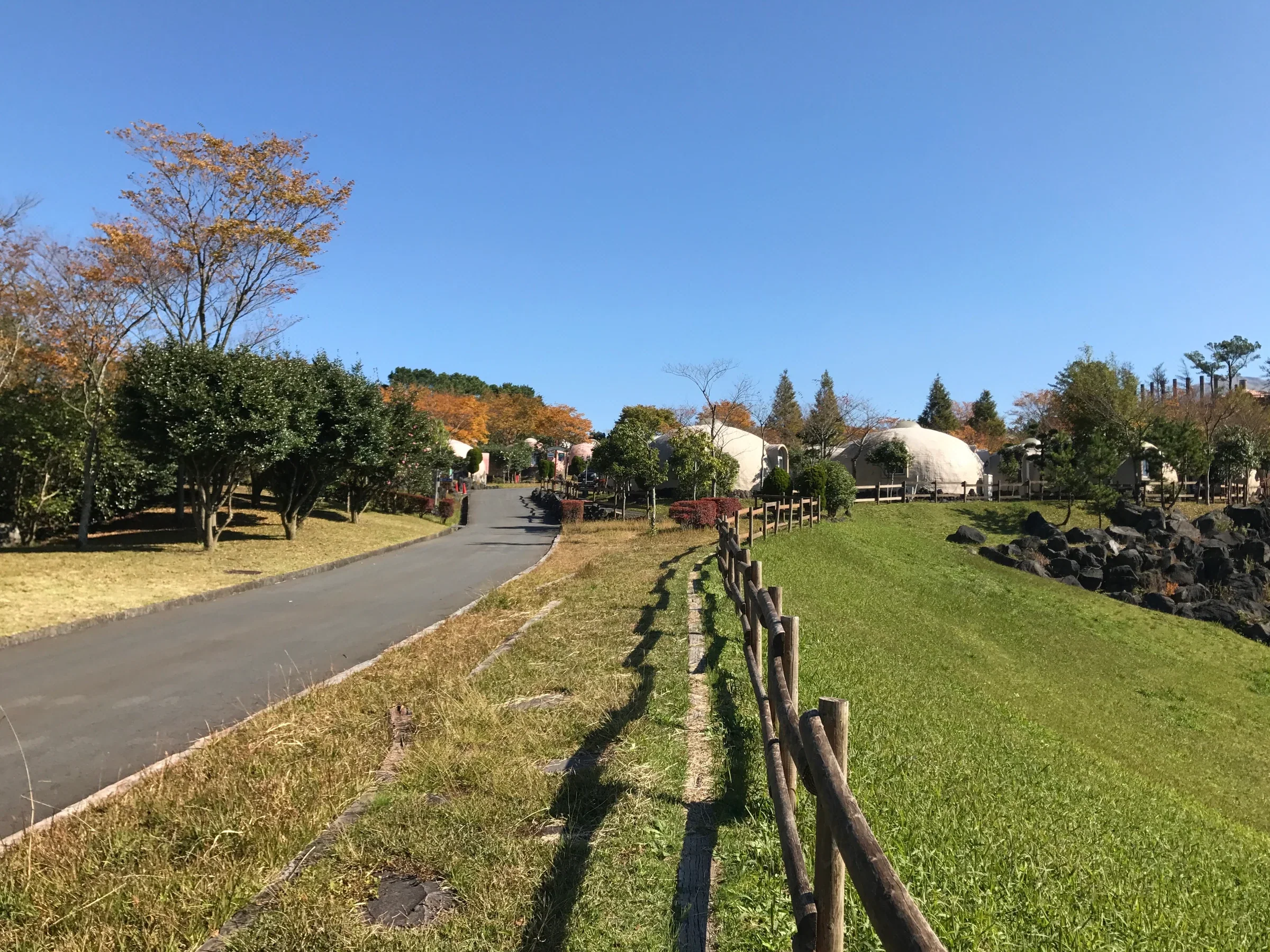 阿蘇農場樂園 Royal Zone 的園區道路、草地與圓頂客房，呈現房屋之間的步行空間