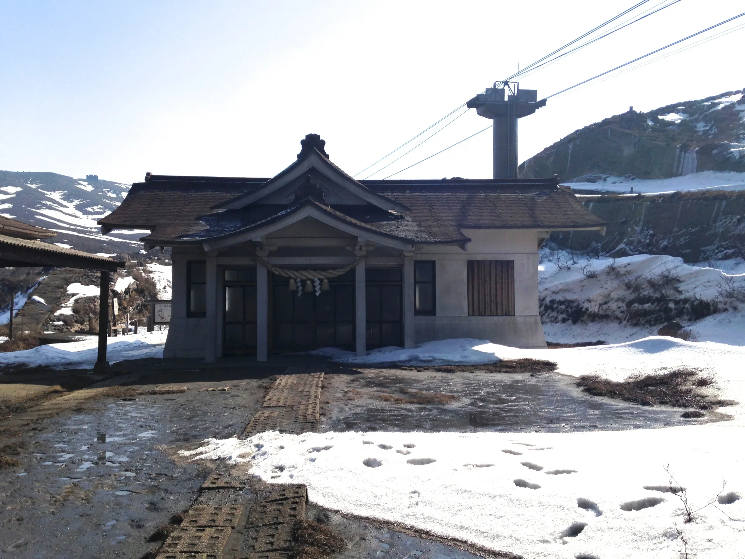 阿蘇山上廣場神社社殿與火山坡地