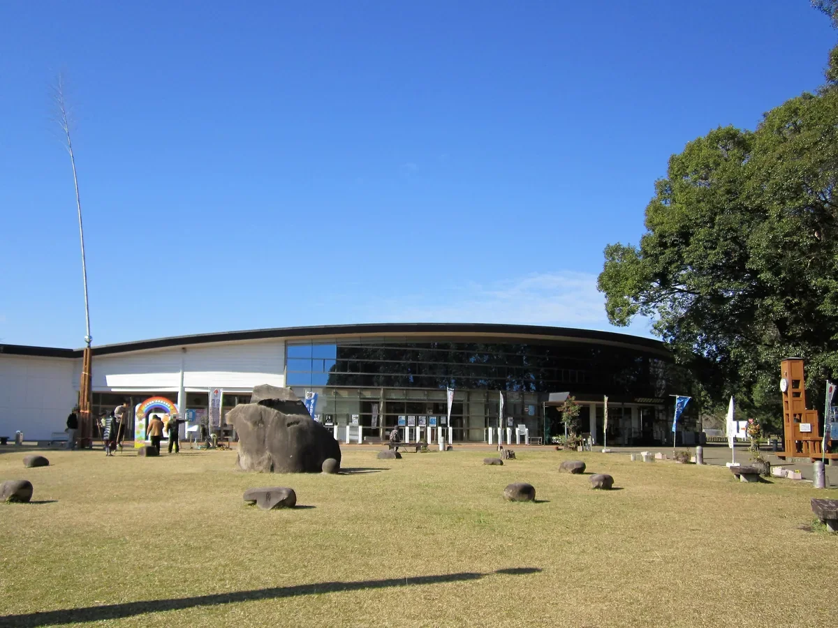 西都原古墳群入口一帶的這個花館導覽中心建築,活動免費停車區設於館前