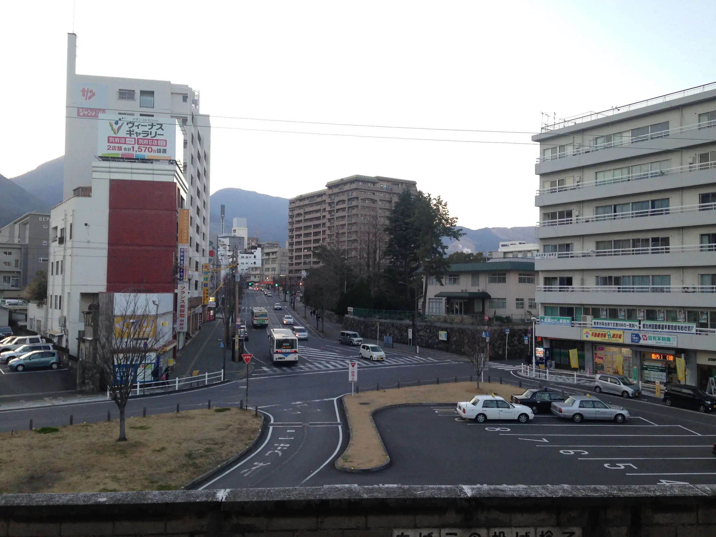 從別府站附近望向青山通的街景與上坡道路