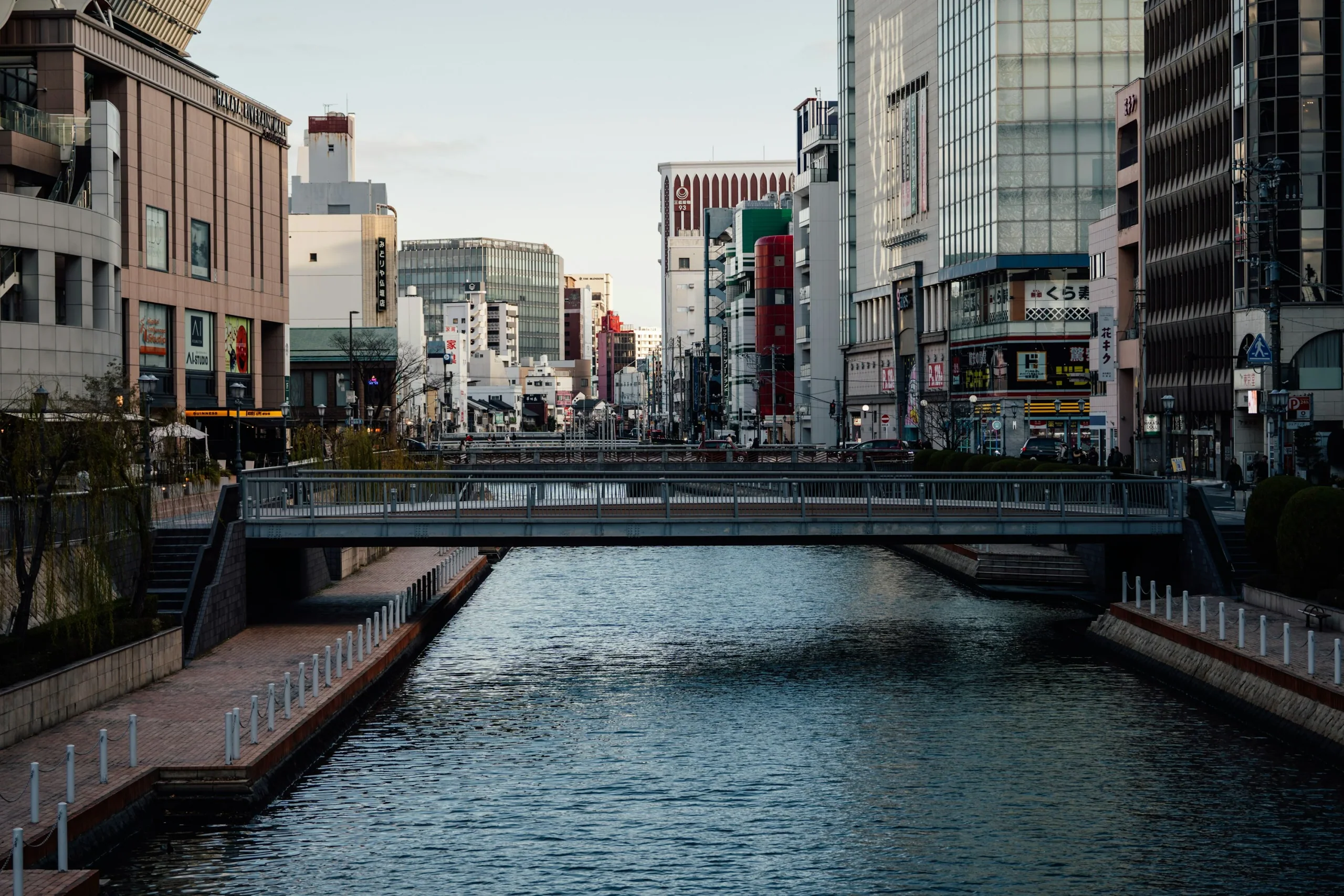 福岡市區河道沿岸建築,右岸可見 Alpen FUKUOKA 招牌