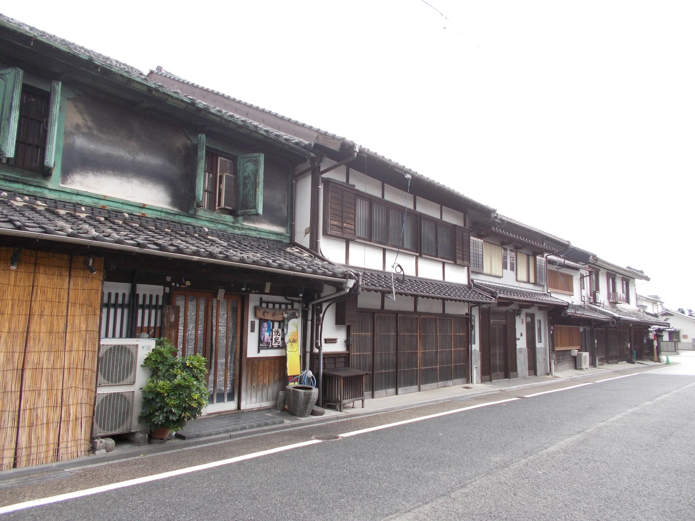 木屋瀨宿保留木窗與深屋簷的老街屋外觀