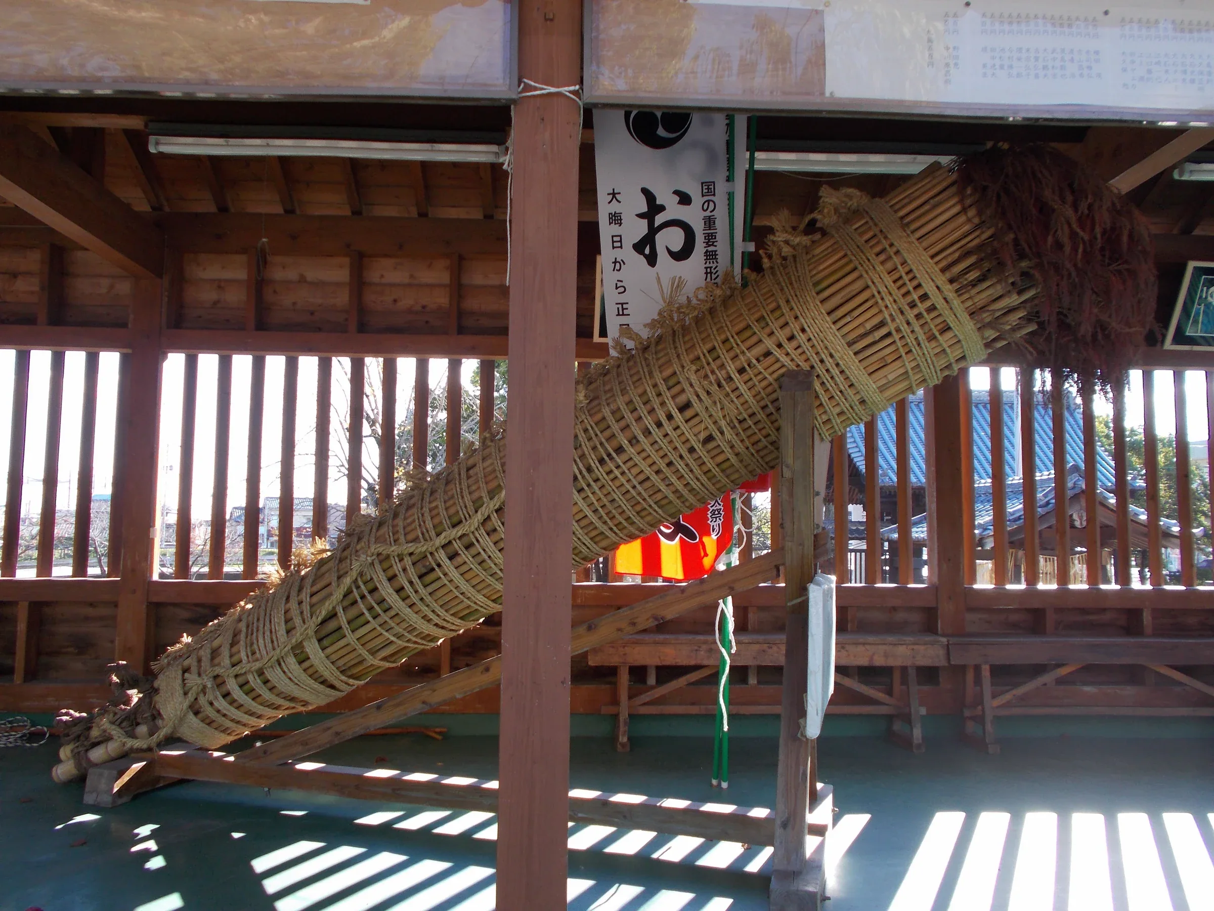 大善寺玉垂宮鬼夜使用的大松明，祭典前存放於棚架下
