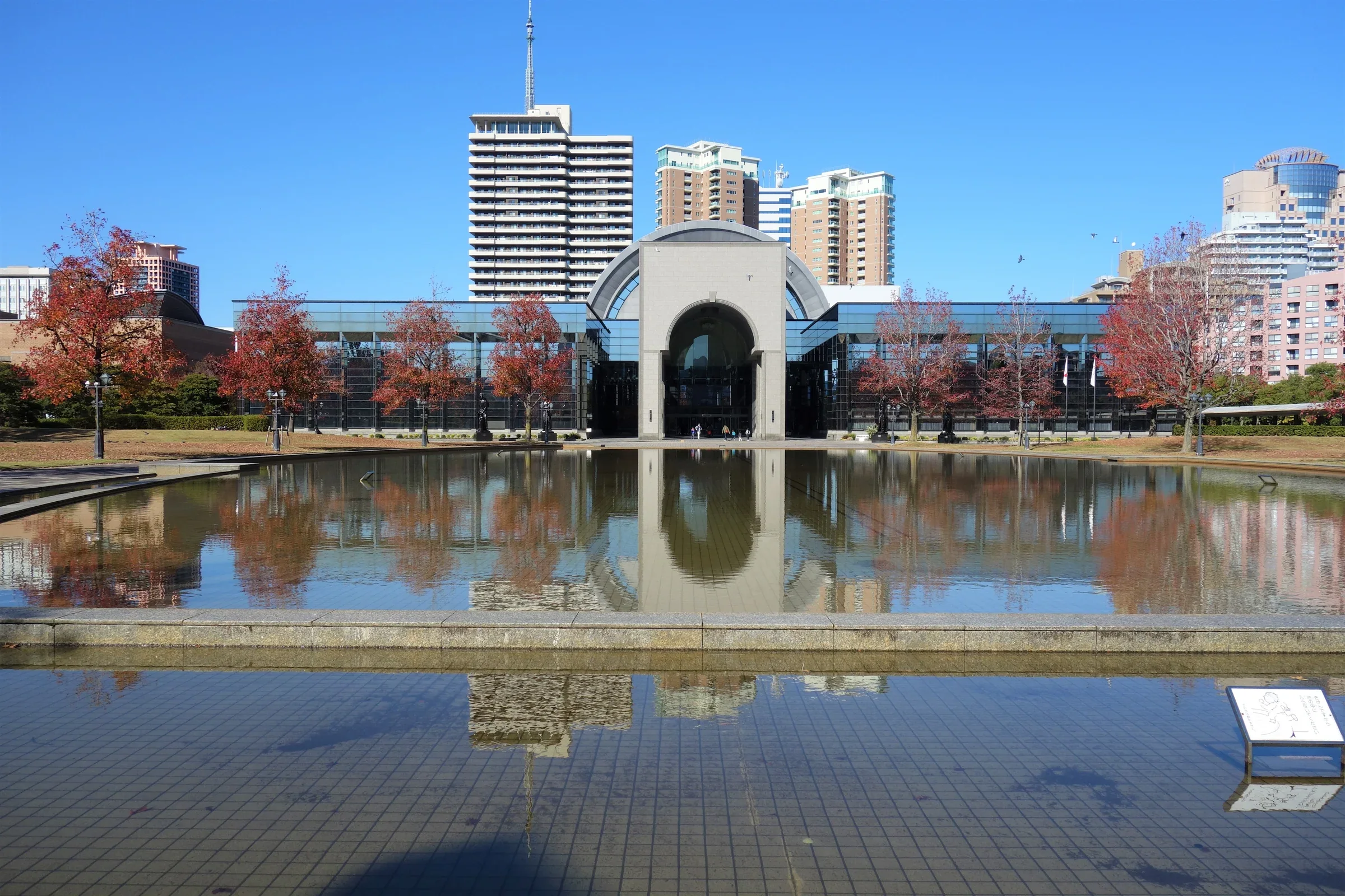 福岡市博物館前方的淺水池映照館舍外牆