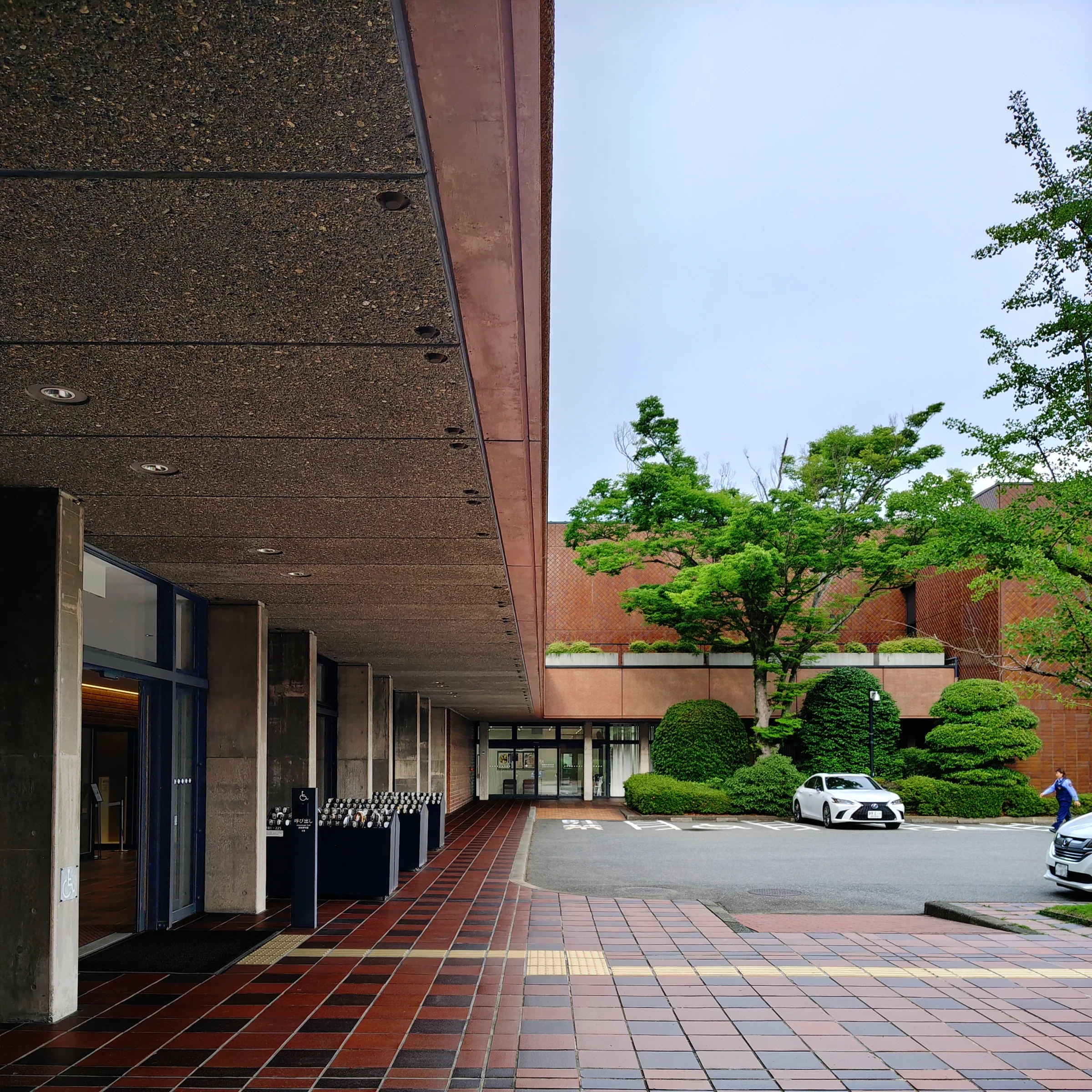 福岡市美術館南側入口與外牆