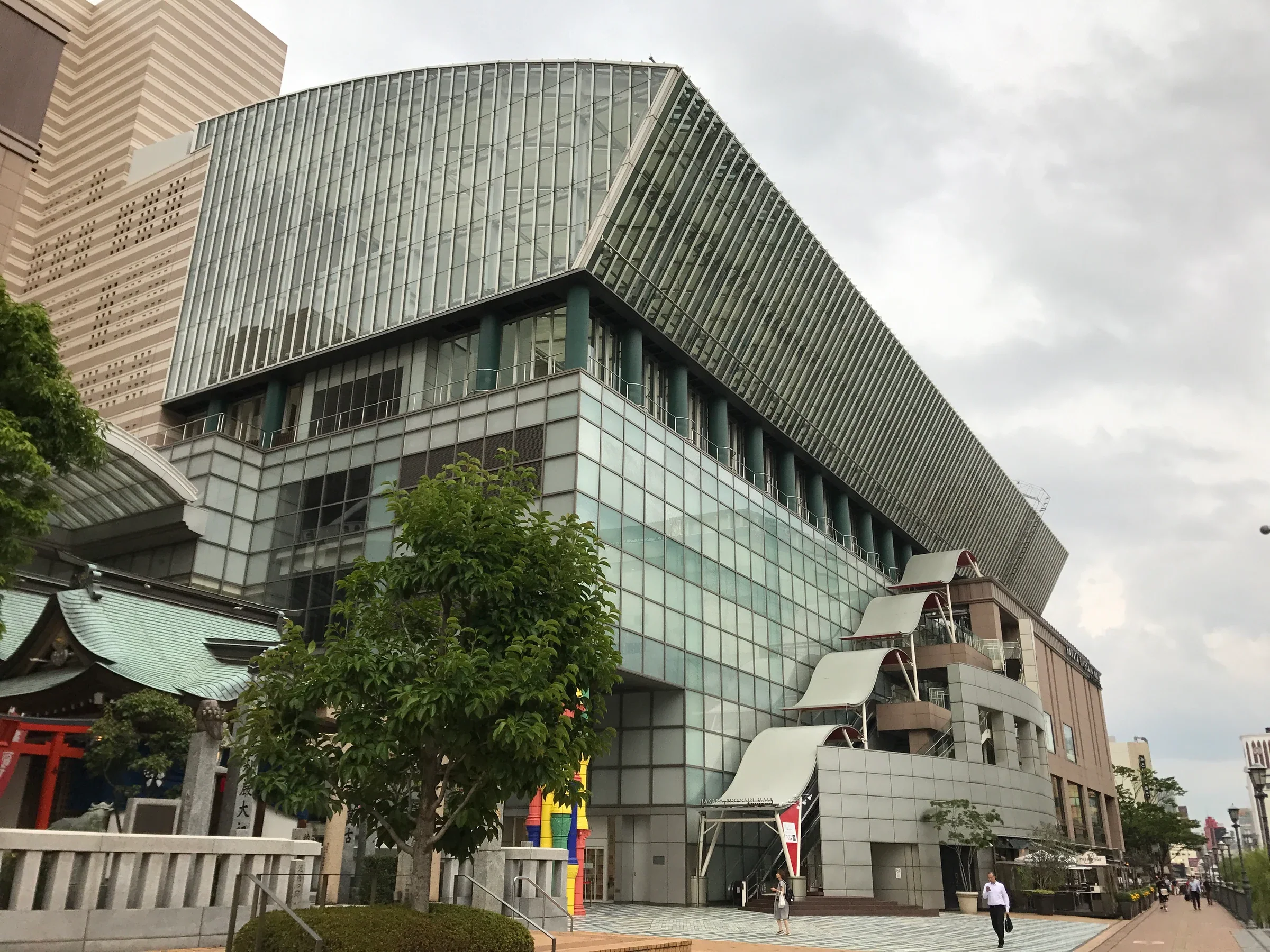 博多 Riverain Center 外牆與福岡亞洲美術館入口附近街景,2026 福岡亞洲電影節於館內八樓放映