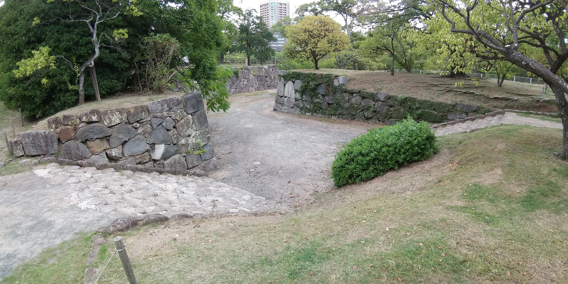 福岡城跡扇坂石階與石垣的白天路面實景