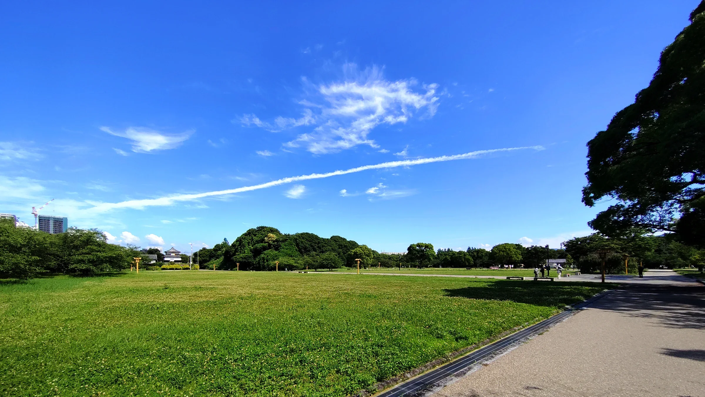 舞鶴公園福岡城跡三之丸廣場草地與鋪面邊緣的白天實景