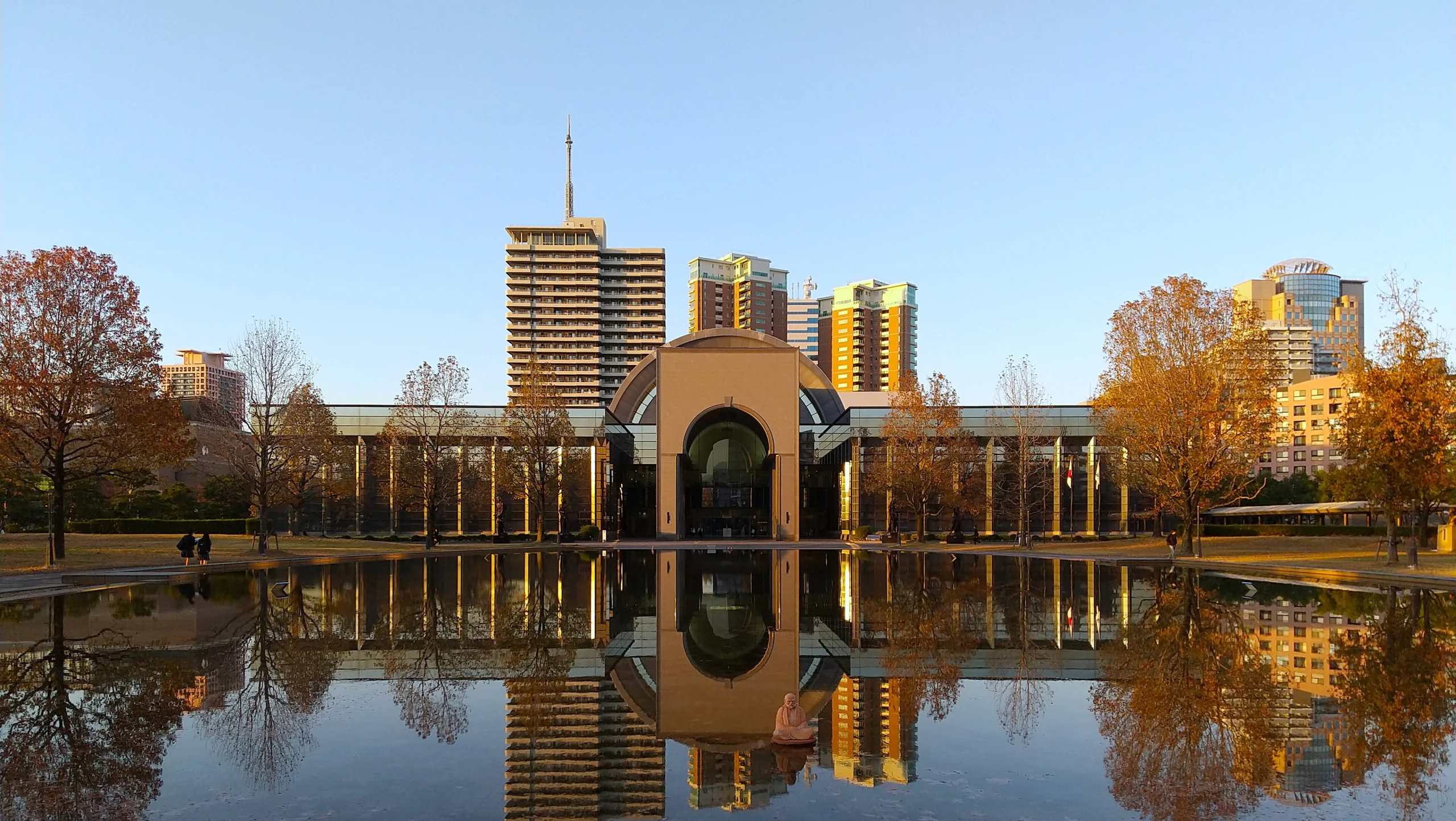 福岡市博物館正面入口與戶外反射池,夕照下的館舍外觀