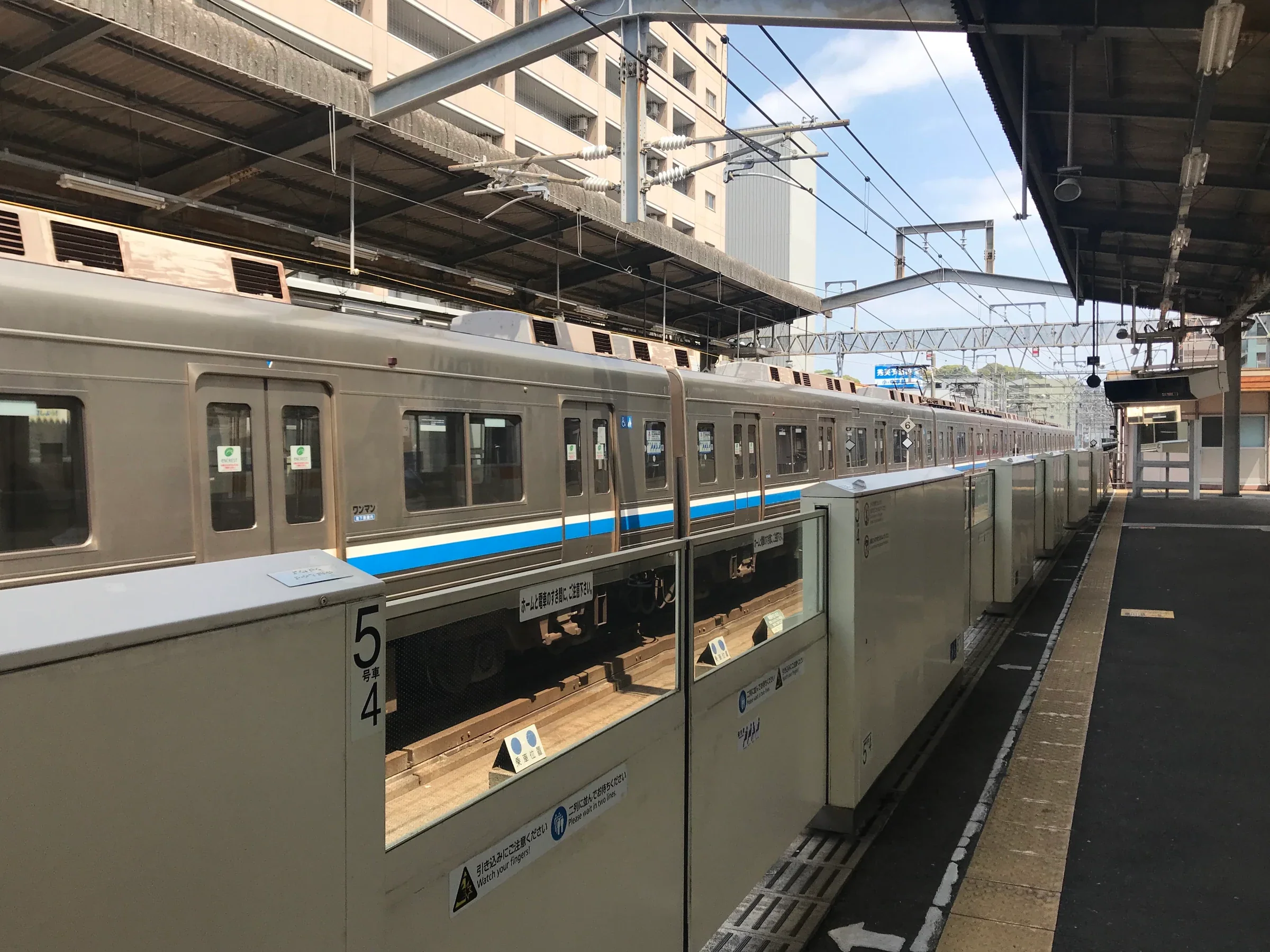 姪濱站月台上的福岡市地下鐵列車,前往福岡機場方向