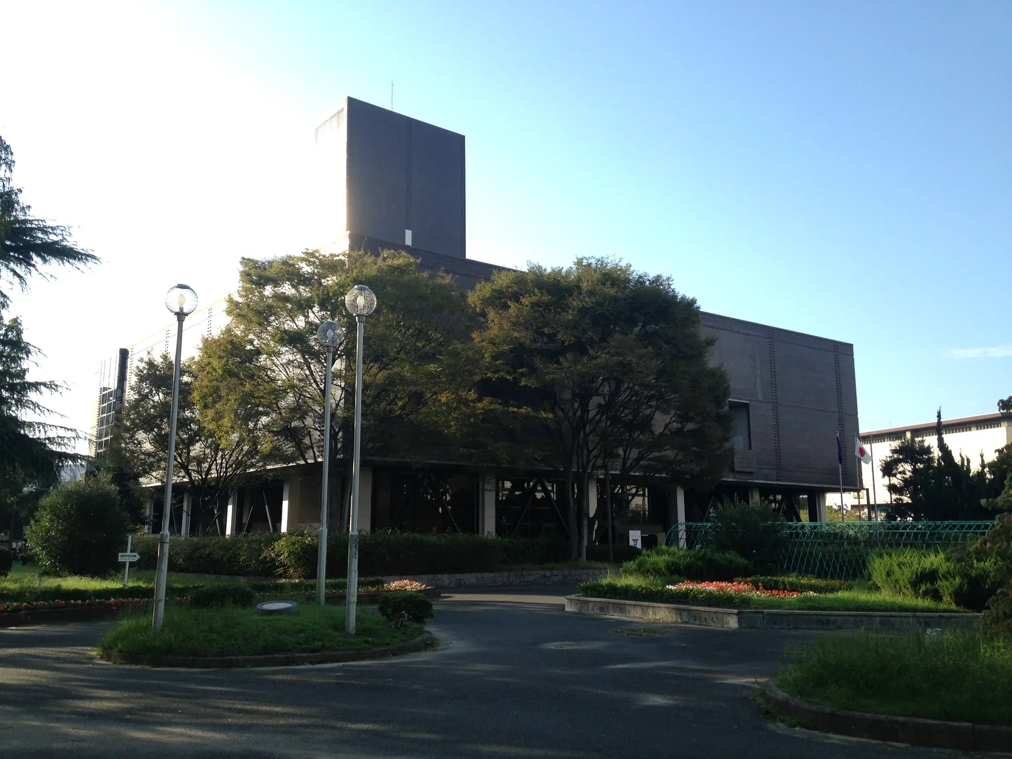 福岡縣立美術館外觀與入口前的步道,照片不是展覽布置