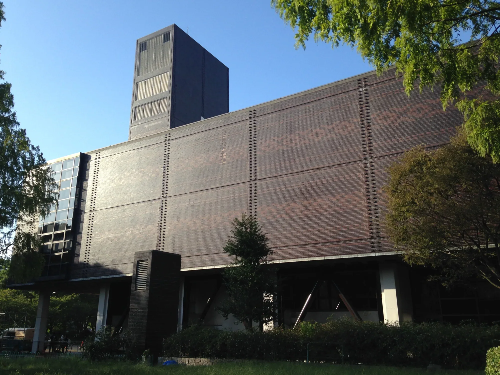 福岡縣立美術館外牆和樹蔭下的步道