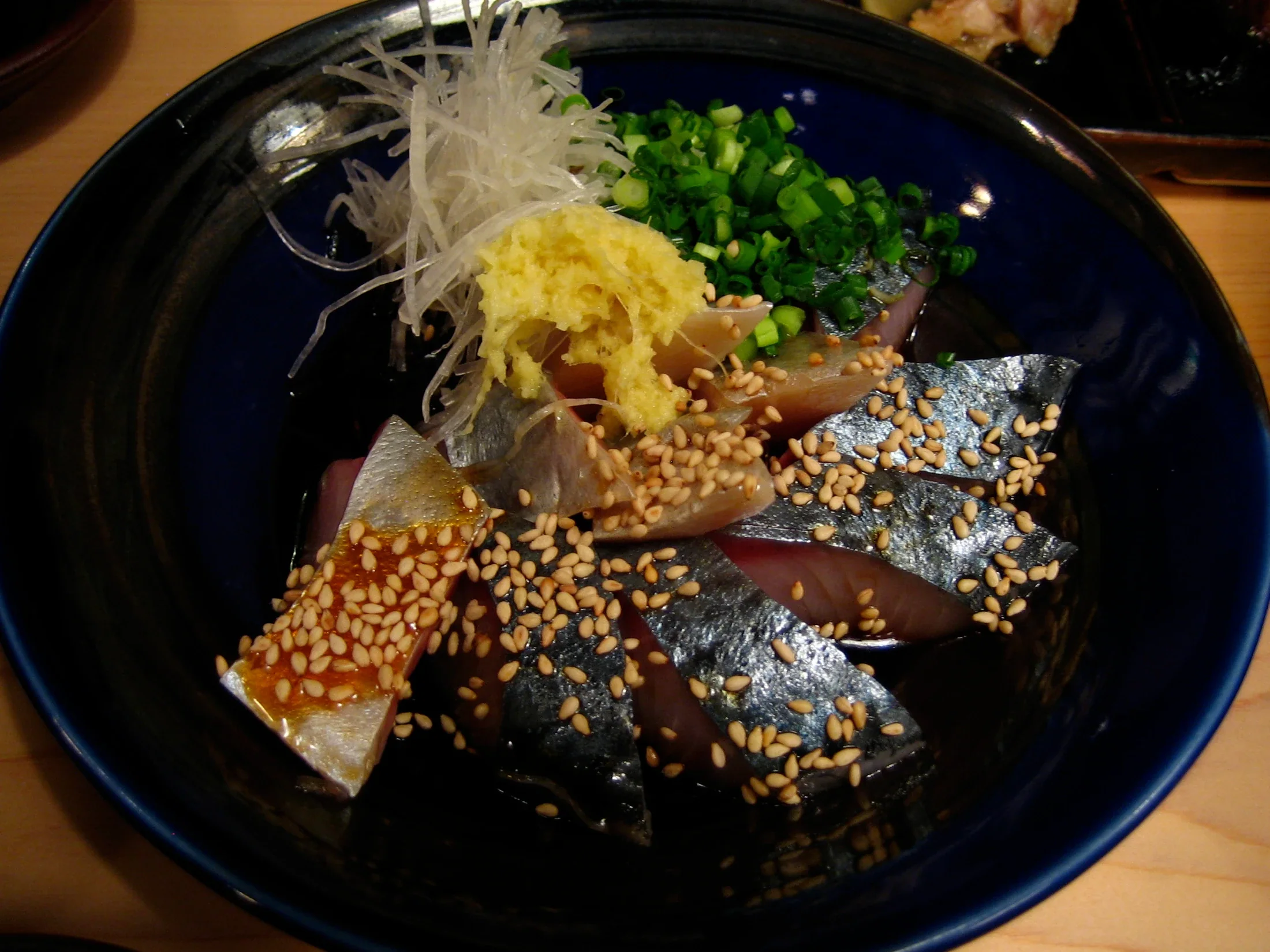 芝麻、薑與蔥花調味的鯖魚刺身ごまさば,照片為料理資料照,並非文中指定店舖出品