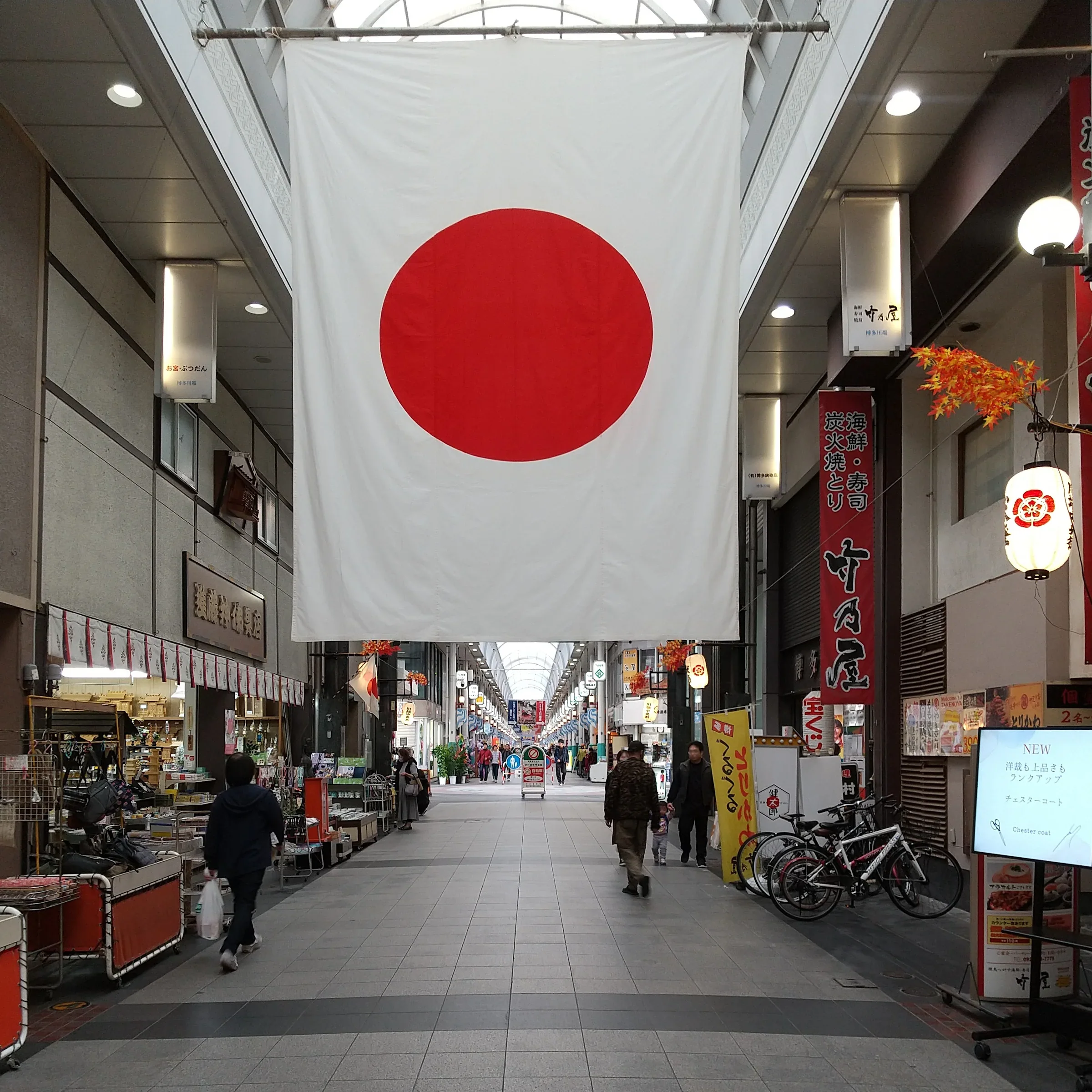 川端通商店街中央段的拱頂與店舖,酒店周邊可散步到的博多街區