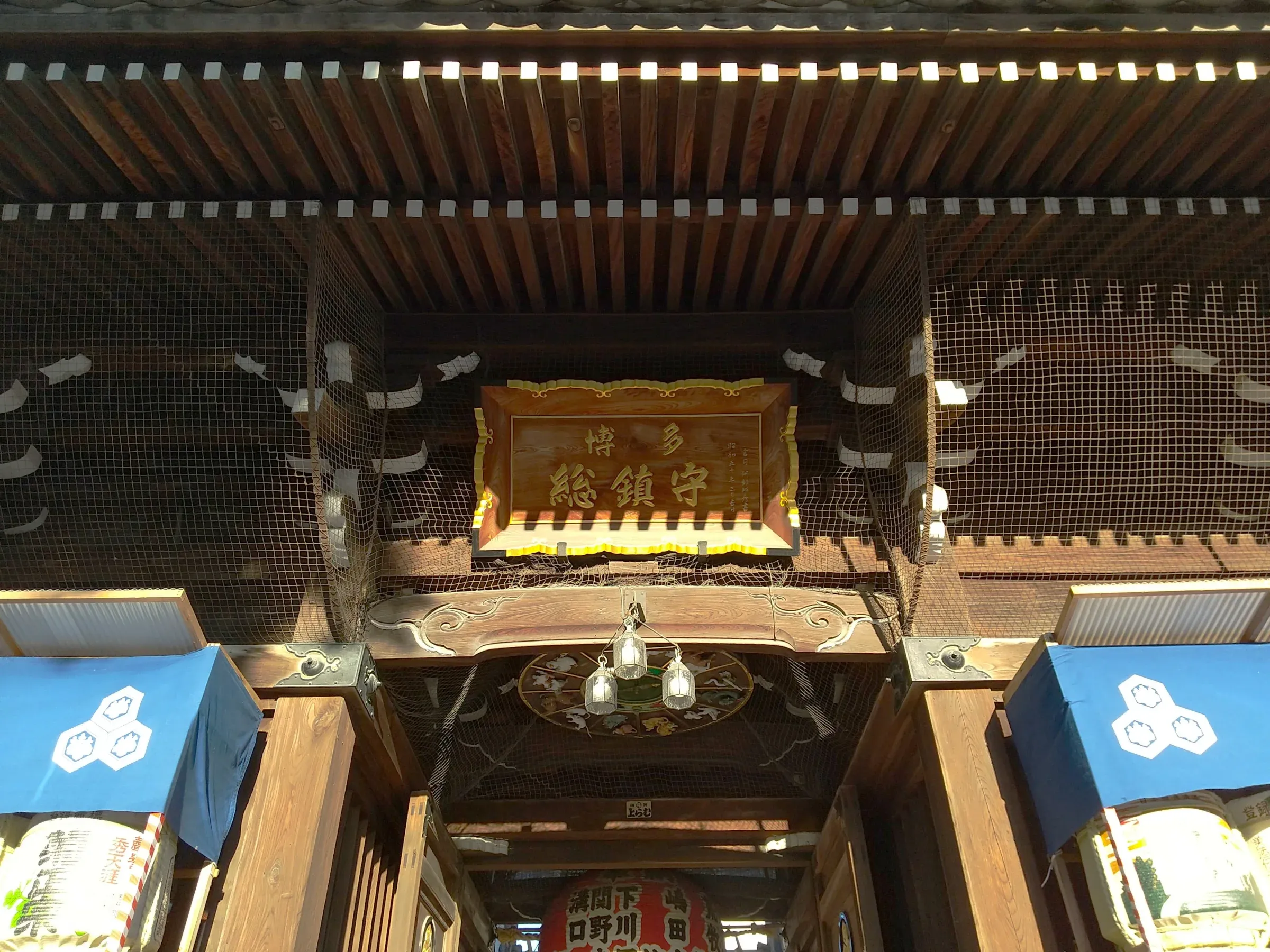 櫛田神社境內的木造屋簷與中央木牌