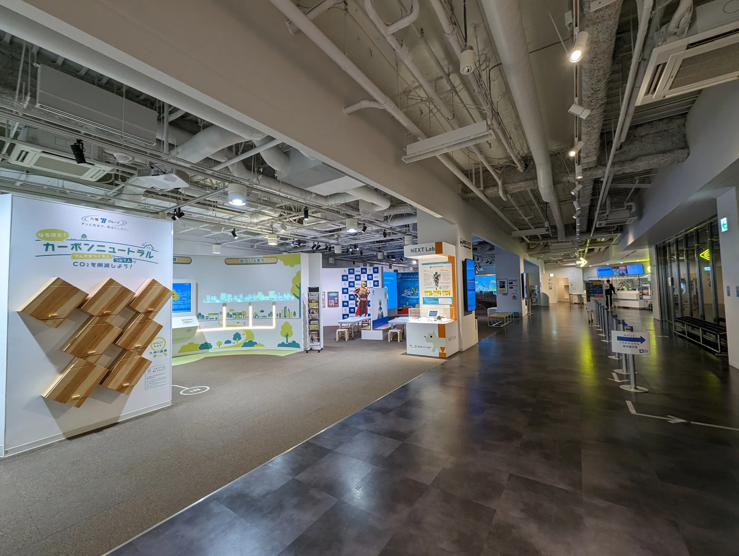 福岡市科學館三樓入口公共空間;照片不是月光浴特展展場