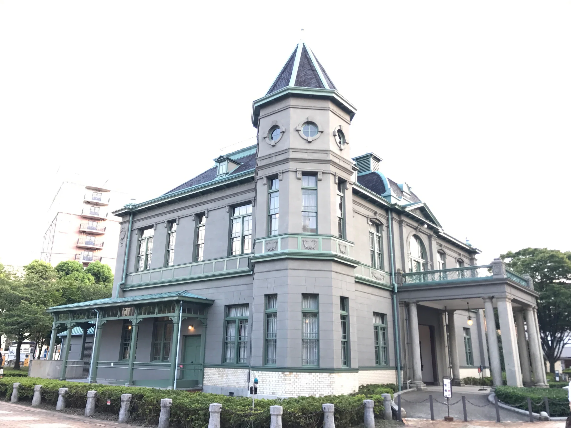 2017年8月貴賓館側面尖塔、圓窗、綠色窗框與入口門廊，非聖誕市集裝飾