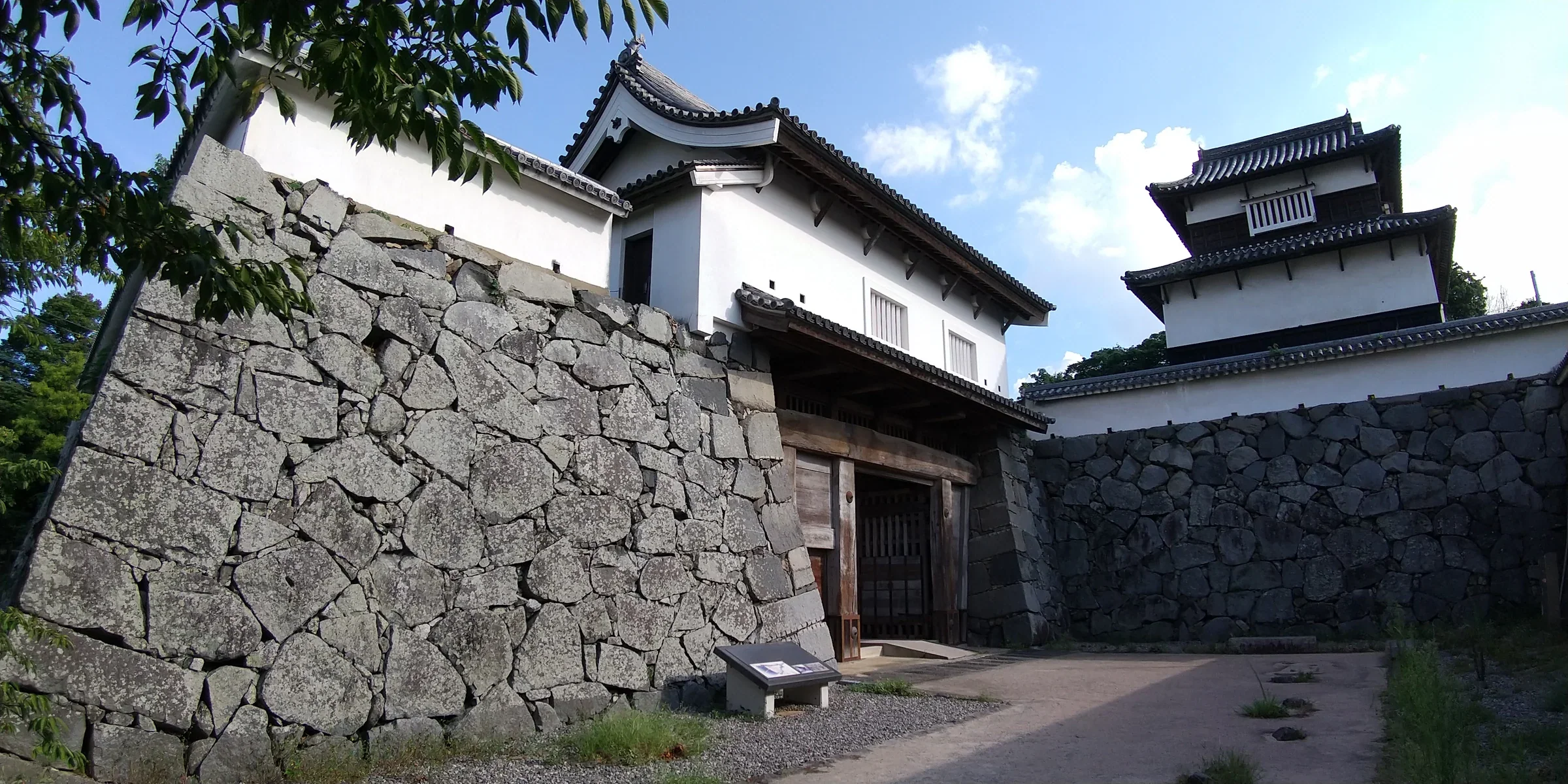福岡城跡下之橋御門與傳潮見櫓，與鴻臚館廣場分屬園區不同路段