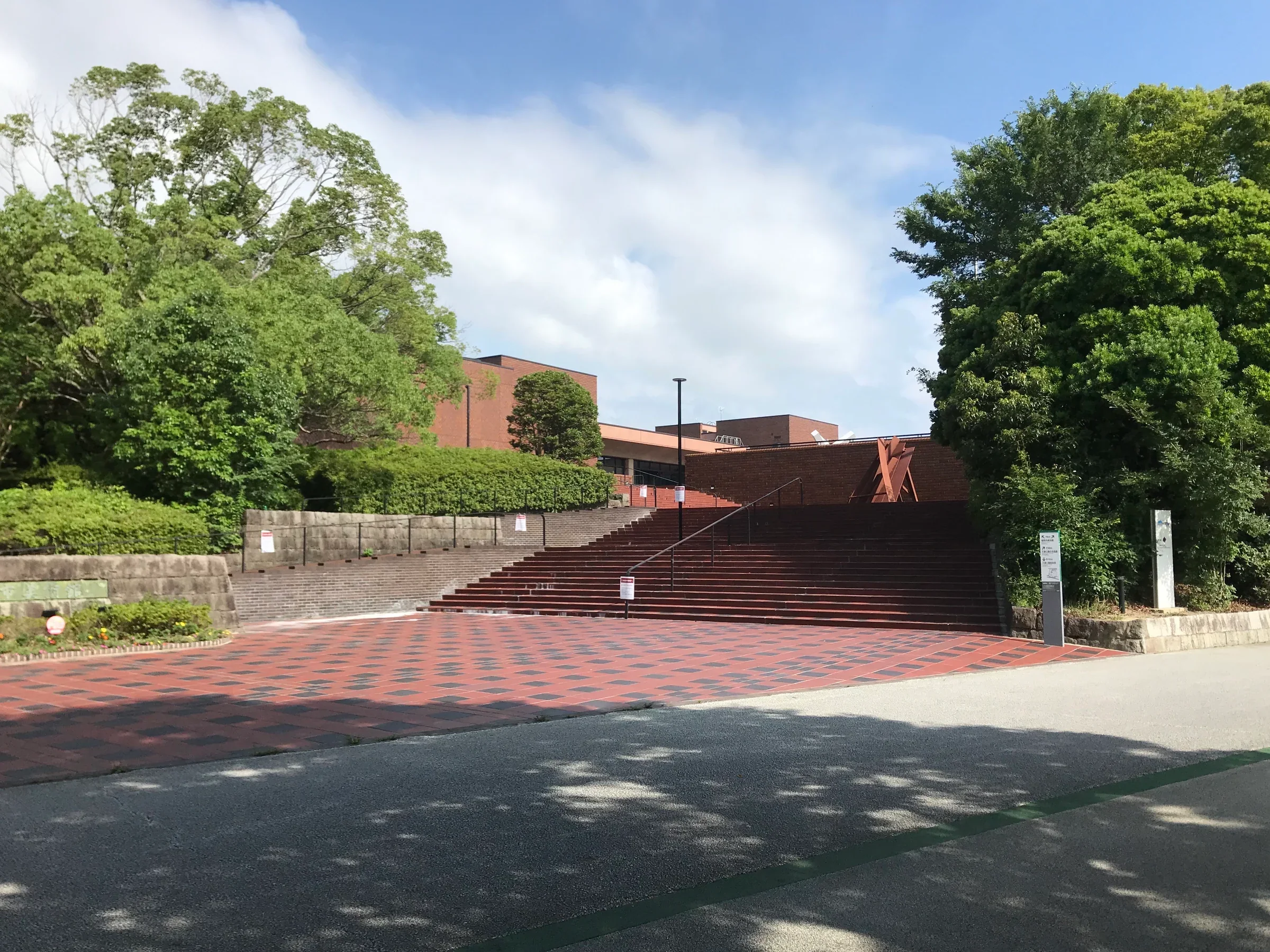 福岡市美術館入口前的寬階梯、坡道和植栽