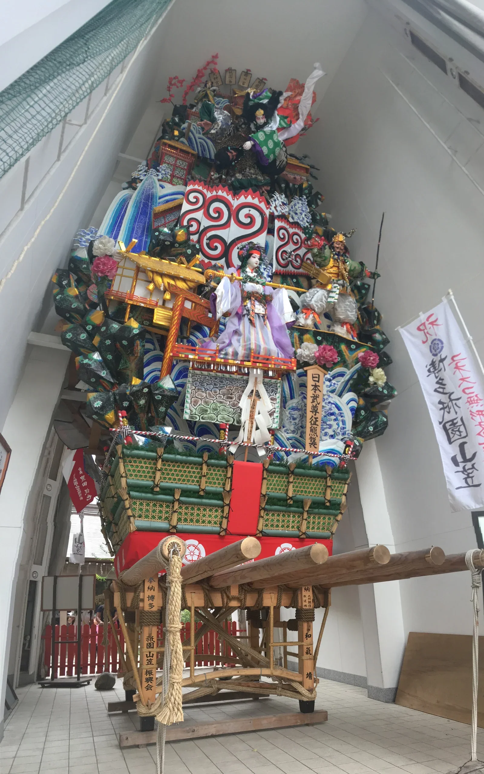 櫛田神社內展示的博多祇園山笠飾山笠資料照,並非追山當日現場