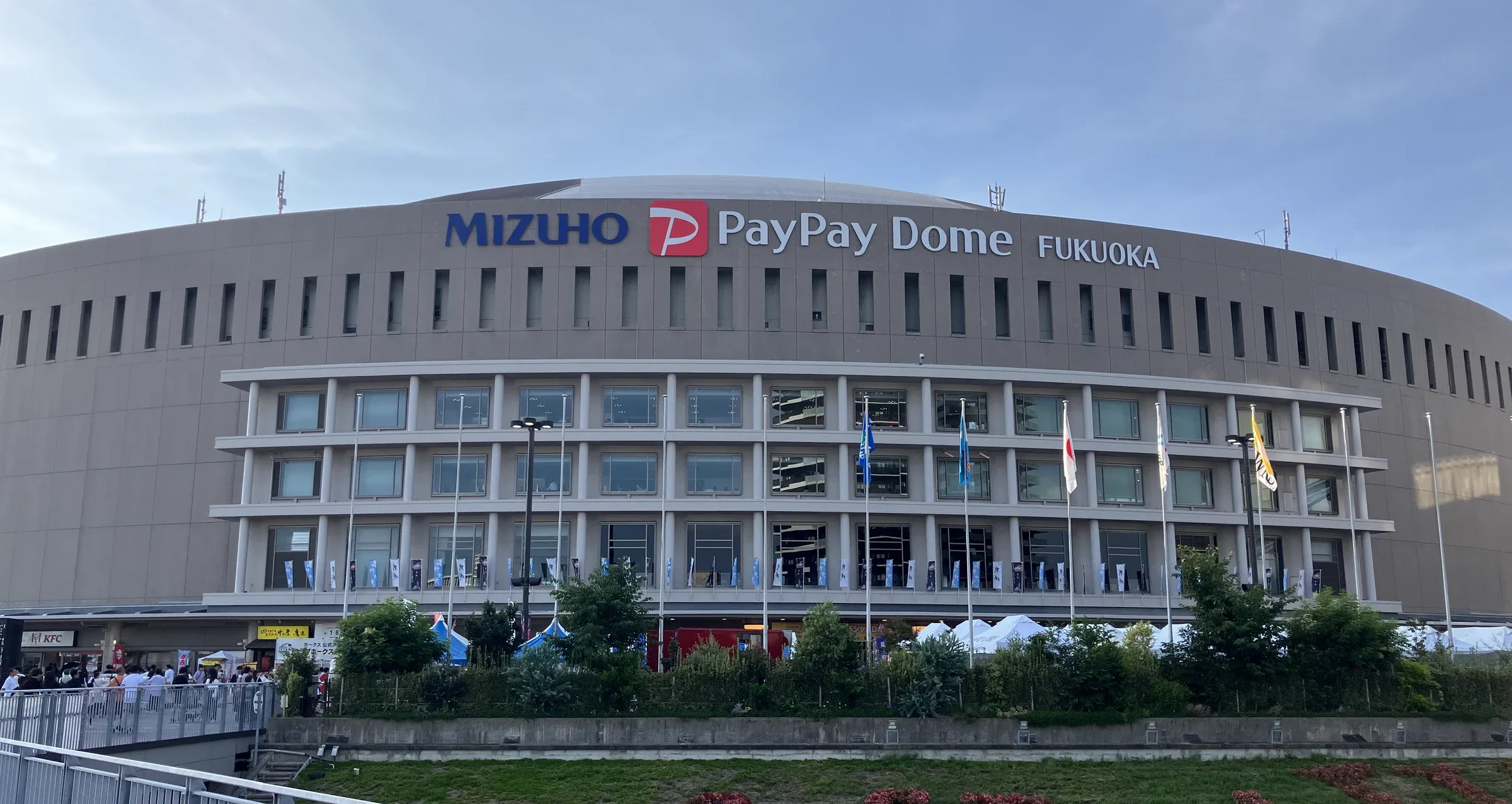 福岡巨蛋 MIZUHO PayPay Dome Fukuoka 外觀,主入口前方有行人通道