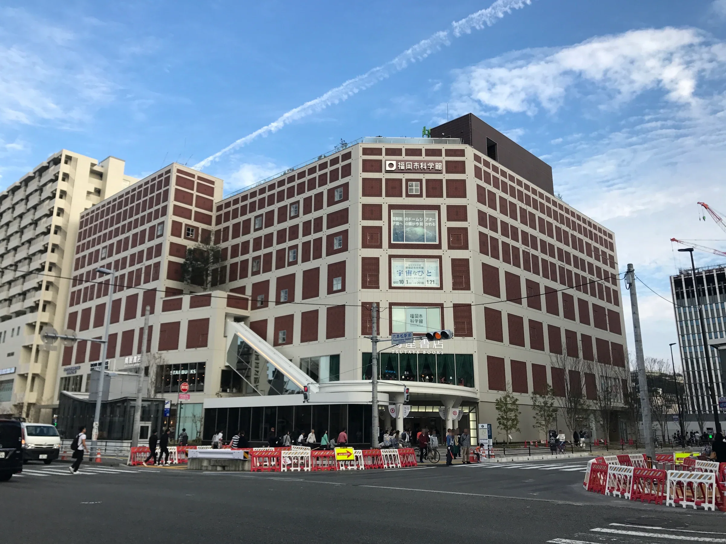 六本松421街口可見福岡市科學館的磚紅色外牆與館名標誌