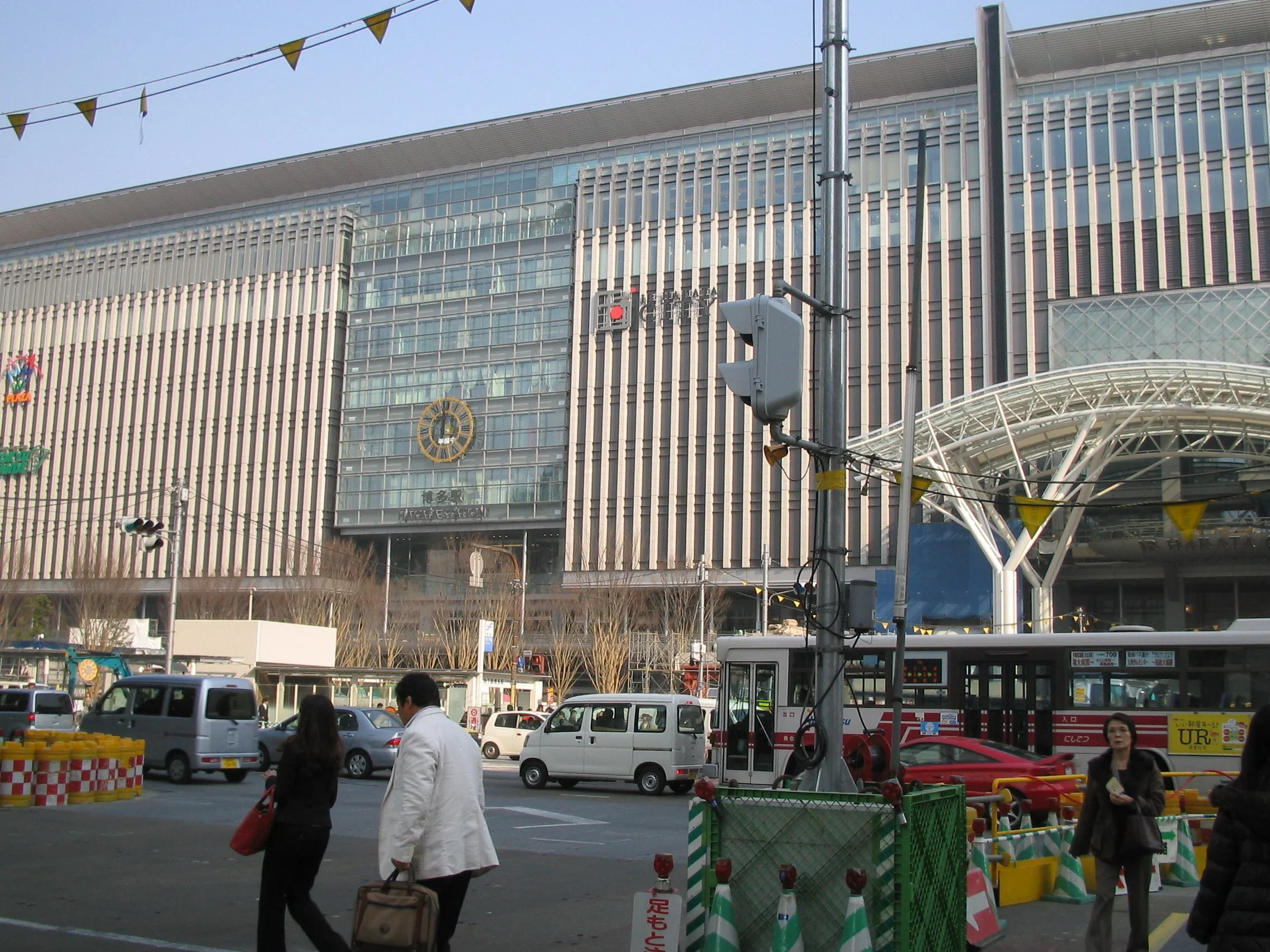 博多站車站大樓外觀,作為從博多往Canal City與天神移動的路線起點