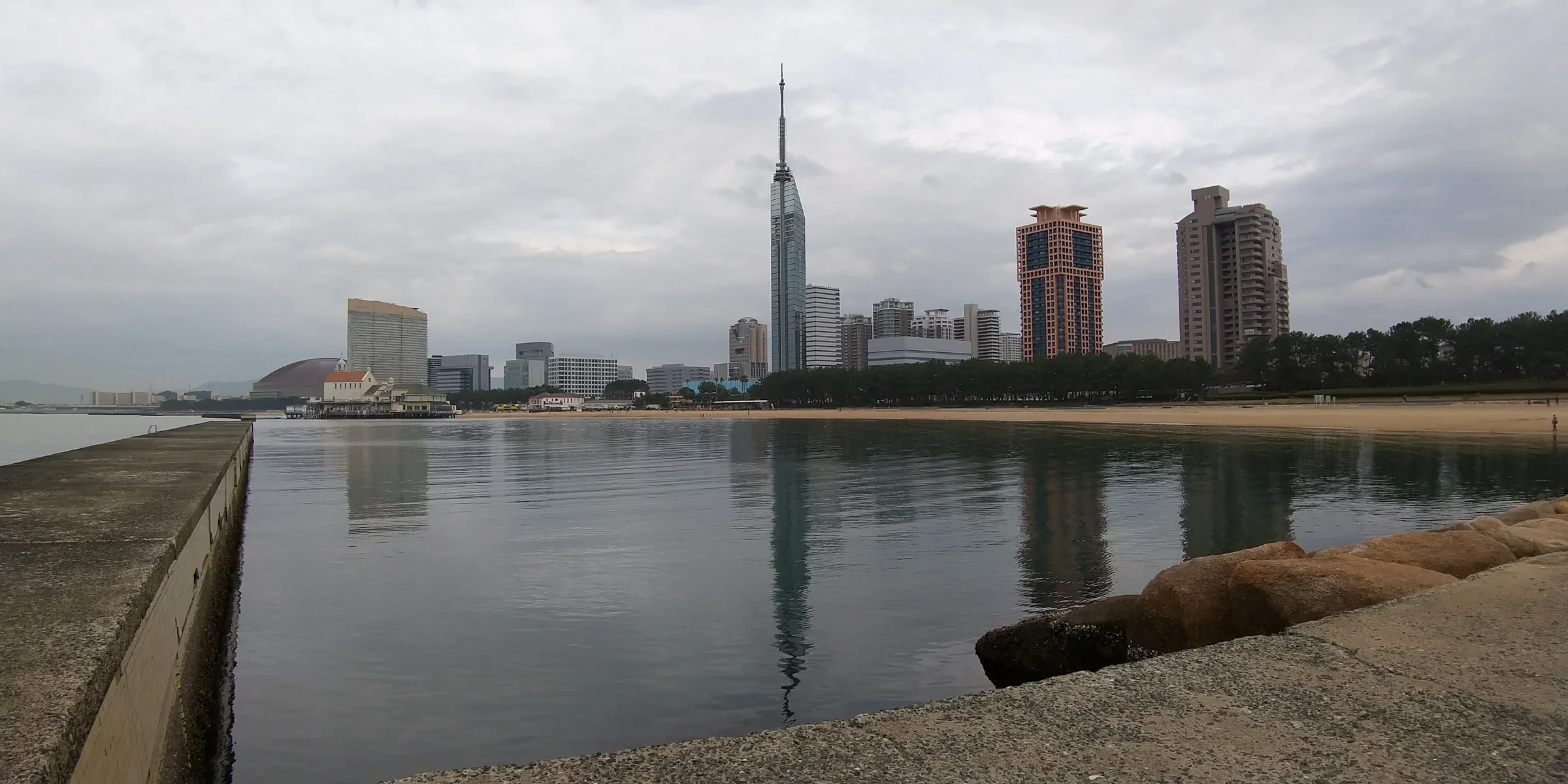 百道濱海濱公園的海岸線、福岡塔和周邊建築
