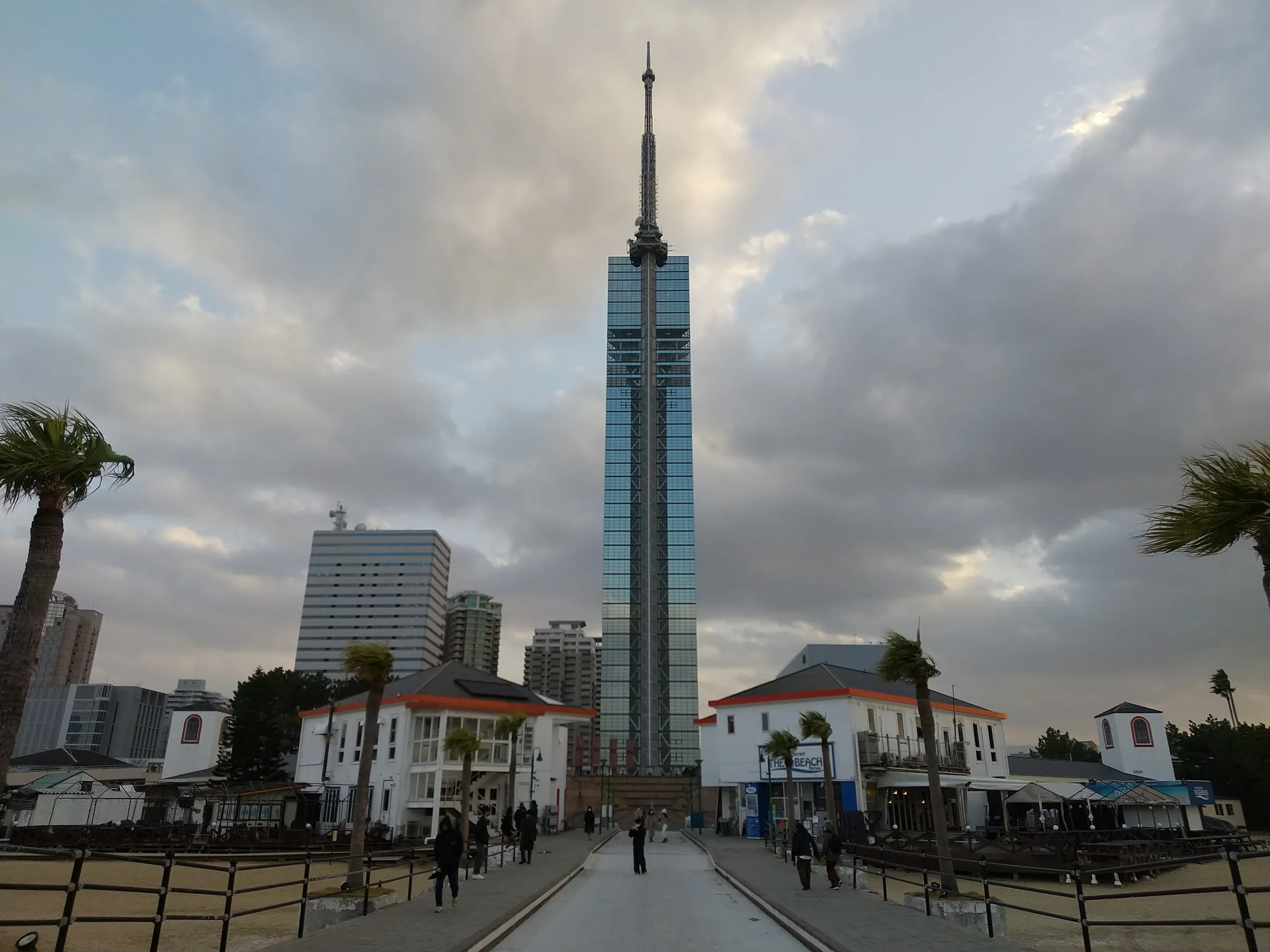 百道濱海濱公園步道旁的福岡塔與海灣街景