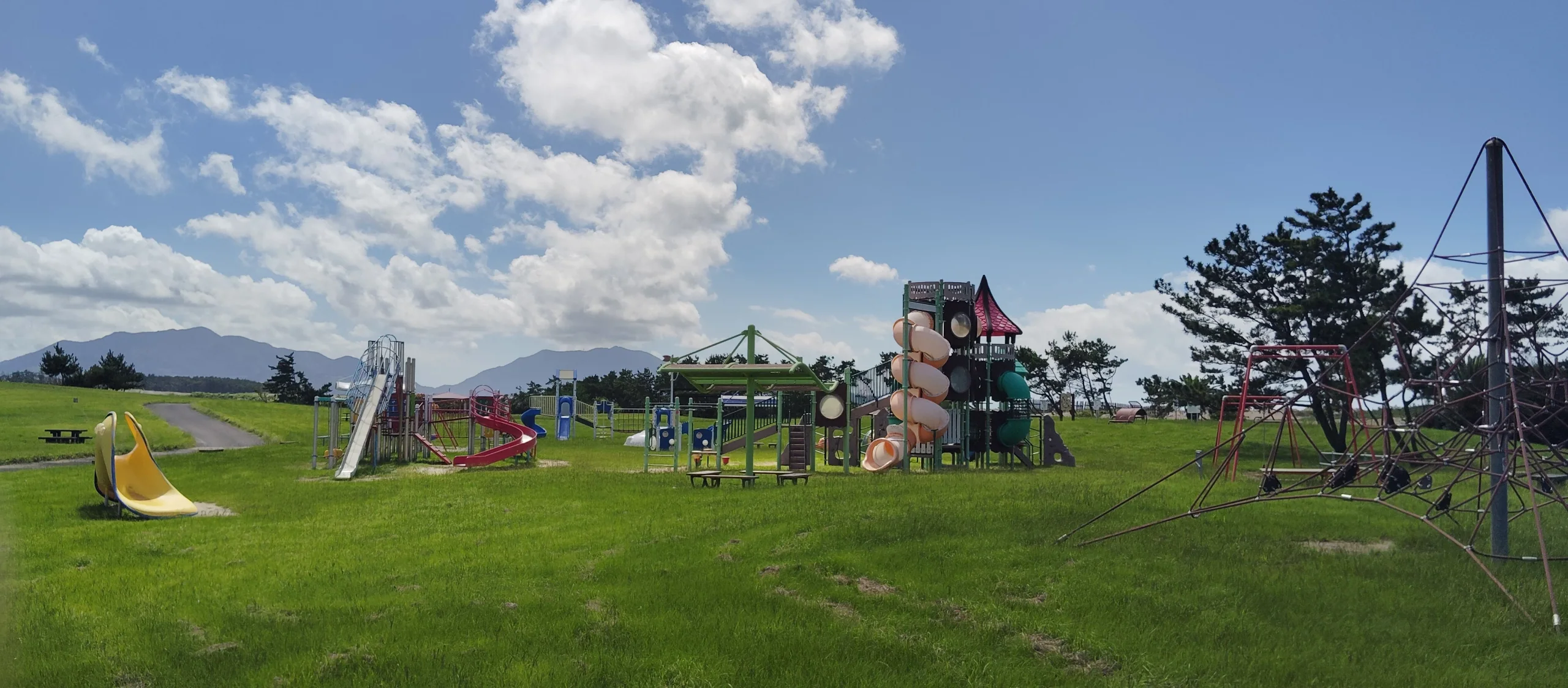 芦屋海浜公園的草地、遊具與展望設施,海岸自駕路線中的親子停留點