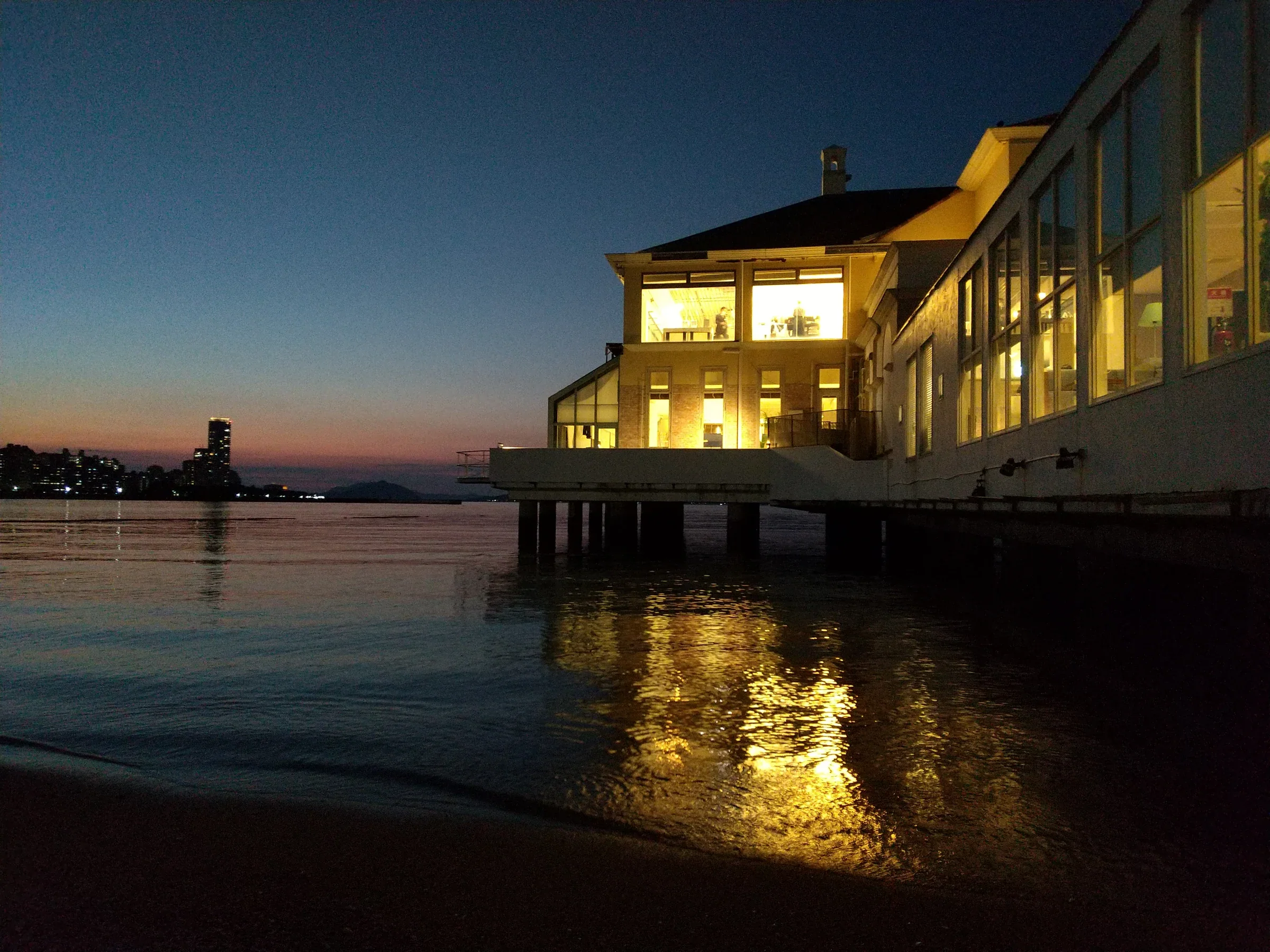 傍晚的百道濱海岸和博多灣水面