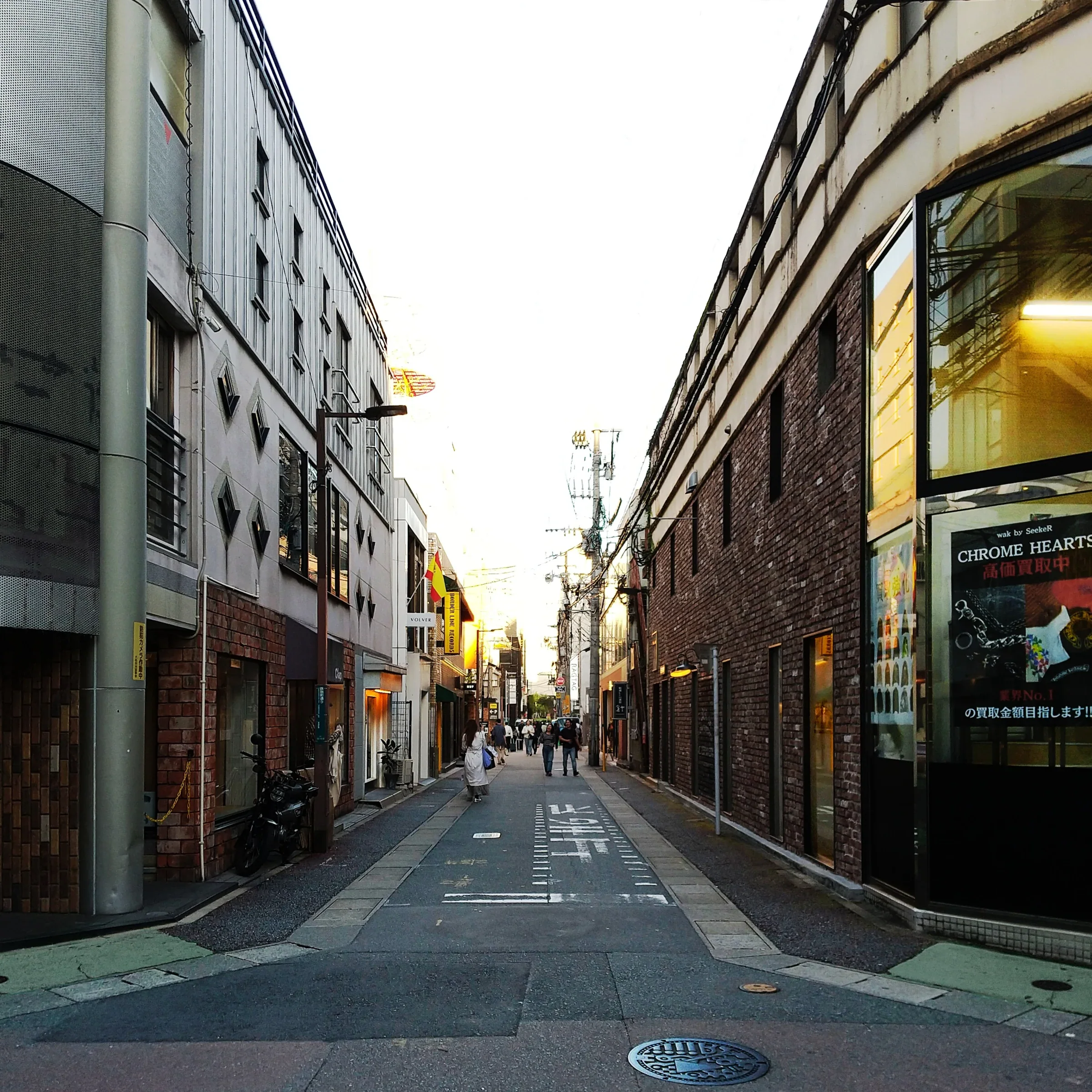 福岡市大名一丁目鐵砲町通一景，巷道兩側是小店和街區建築
