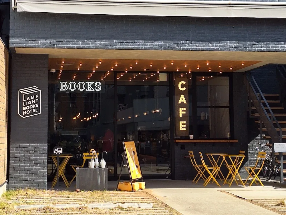 LAMP LIGHT BOOKS HOTEL fukuoka 一樓書店咖啡館外觀，玻璃門上方有 BOOKS 與 CAFE 字樣