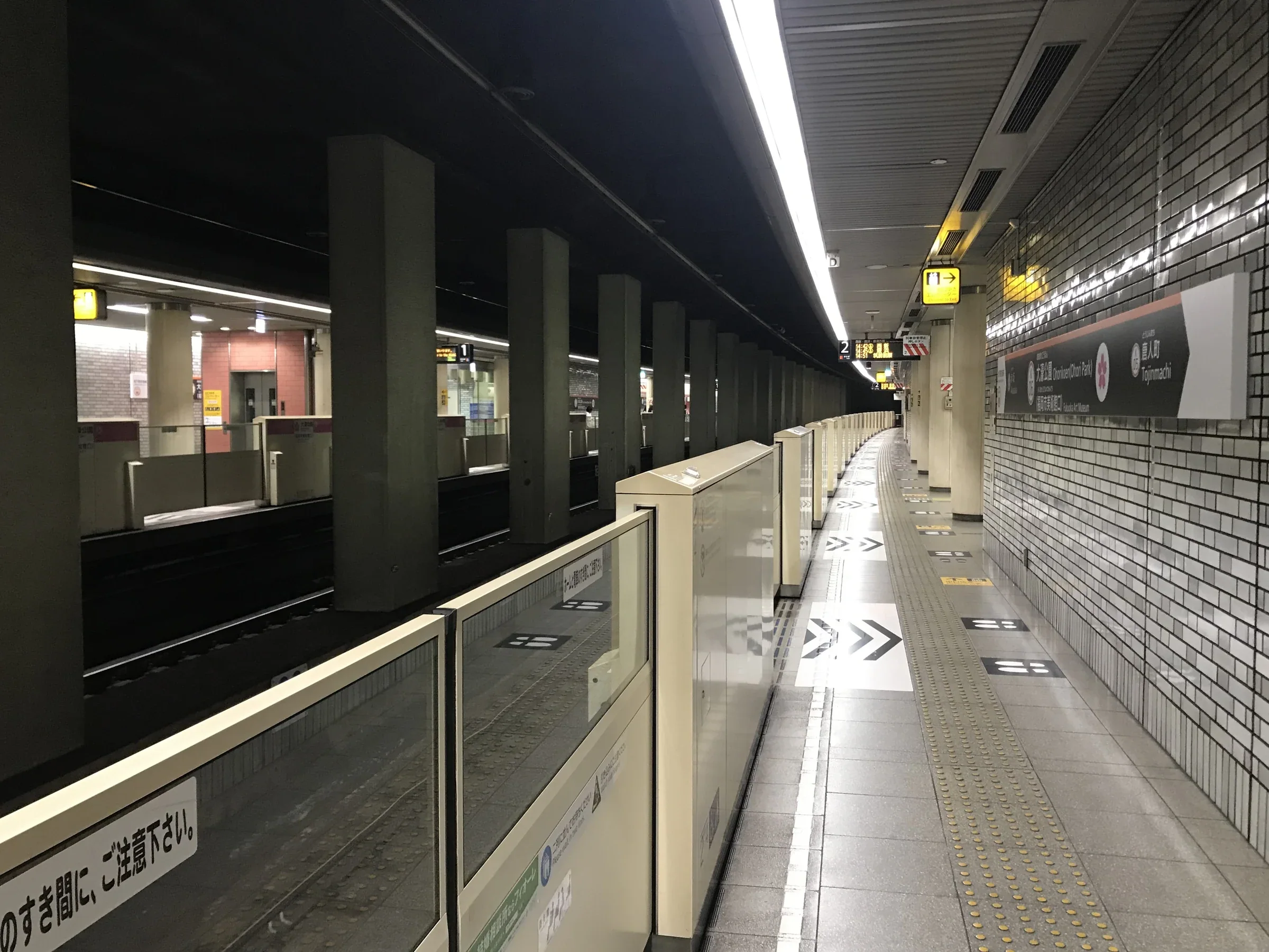 福岡地下鐵大濠公園站月台延伸至遠處，月台門和候車標線清楚可見