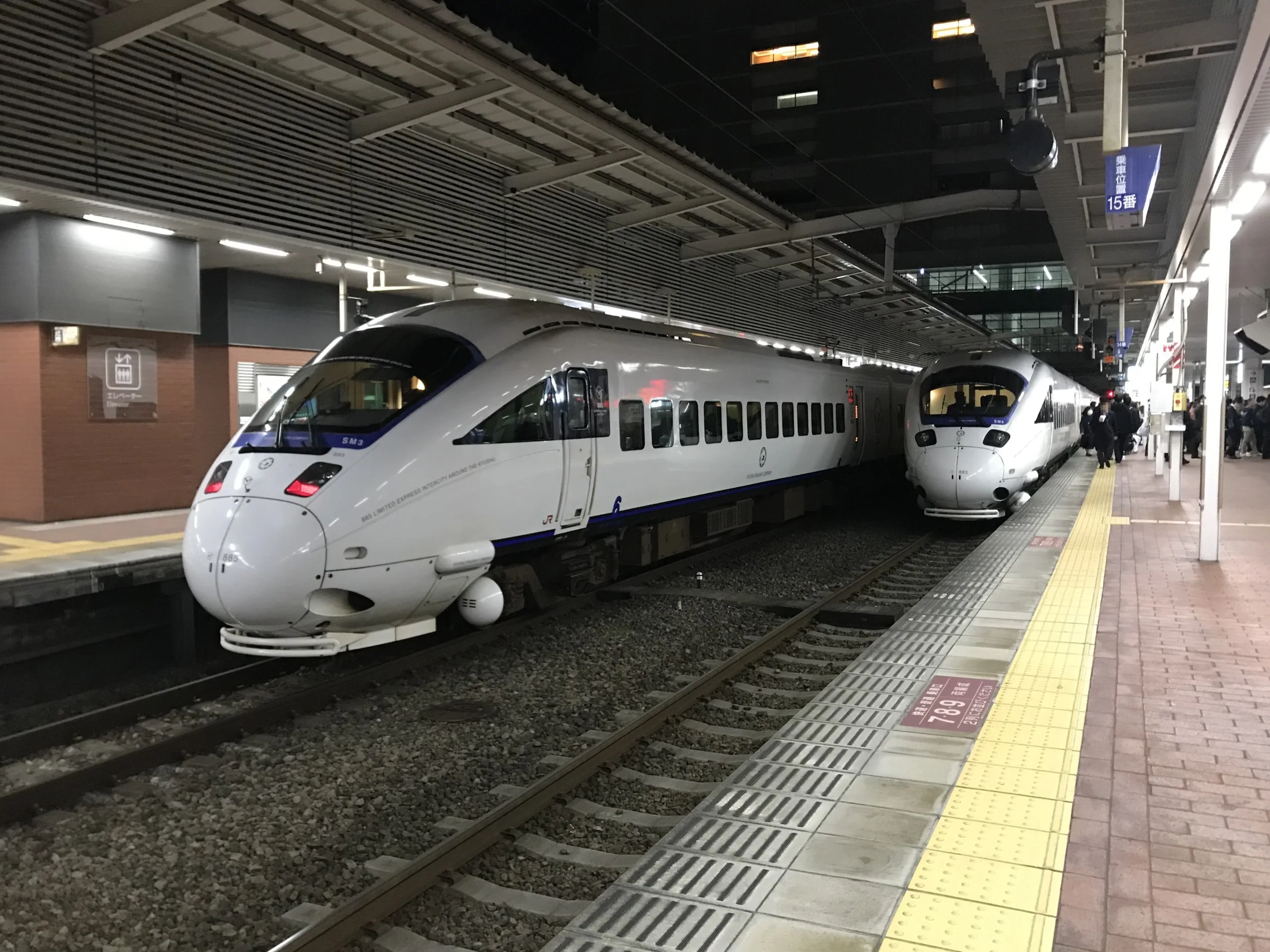 博多站月台上的特急鷗與音速號列車