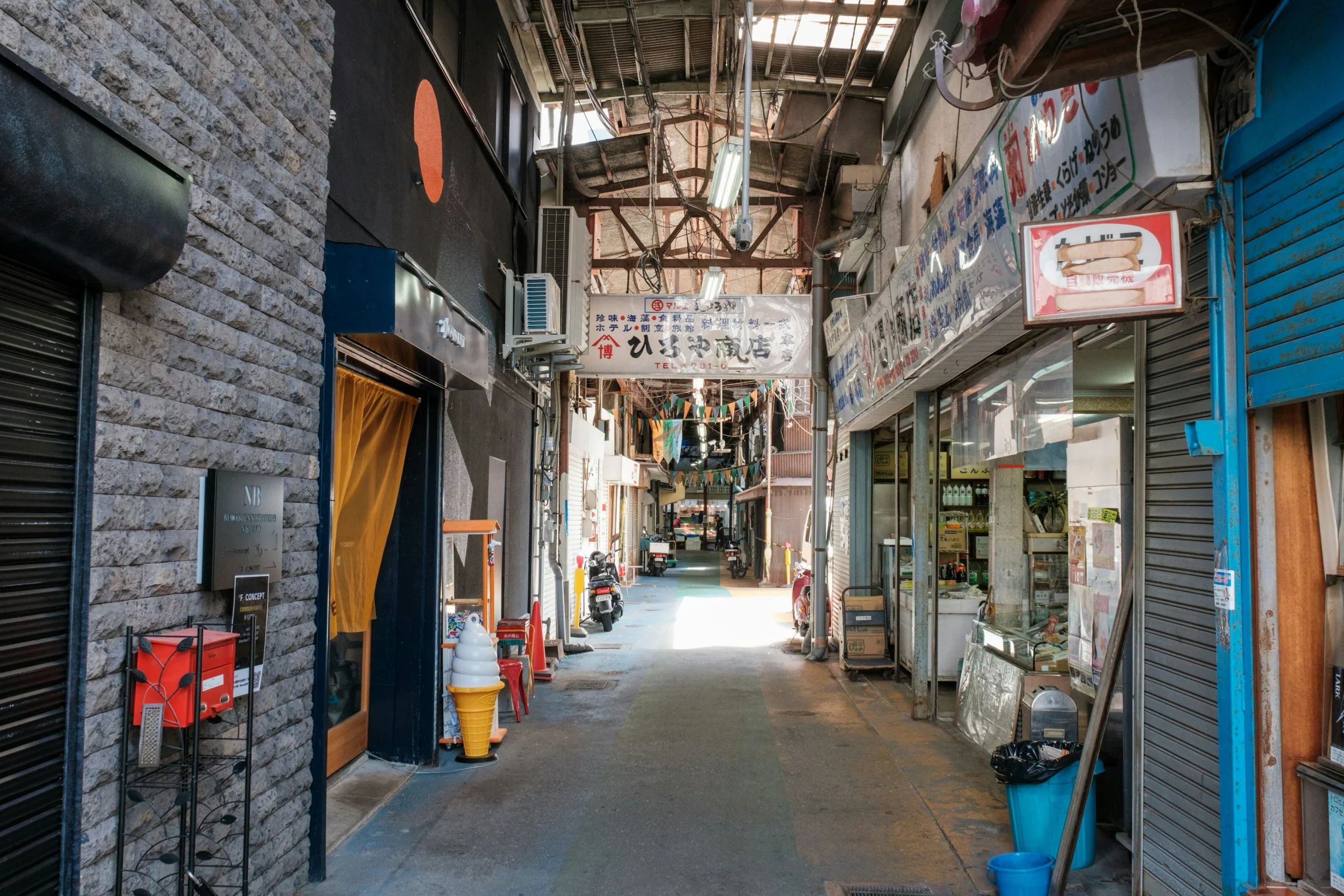 柳橋連合市場有遮棚的商店通道,兩側是市場店舖
