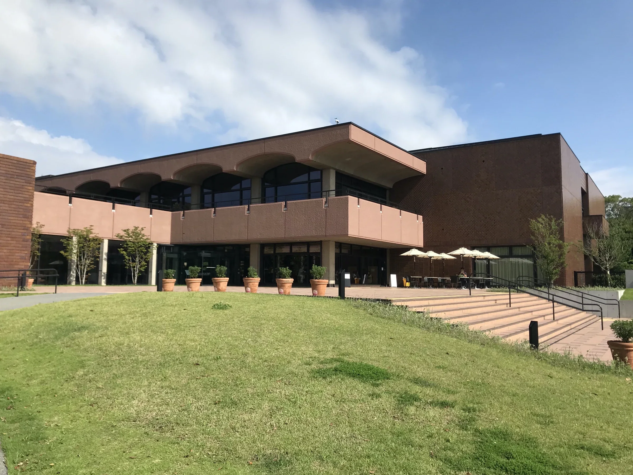 福岡市美術館入口與前方草坡,右側可見通往入口的階梯和斜道