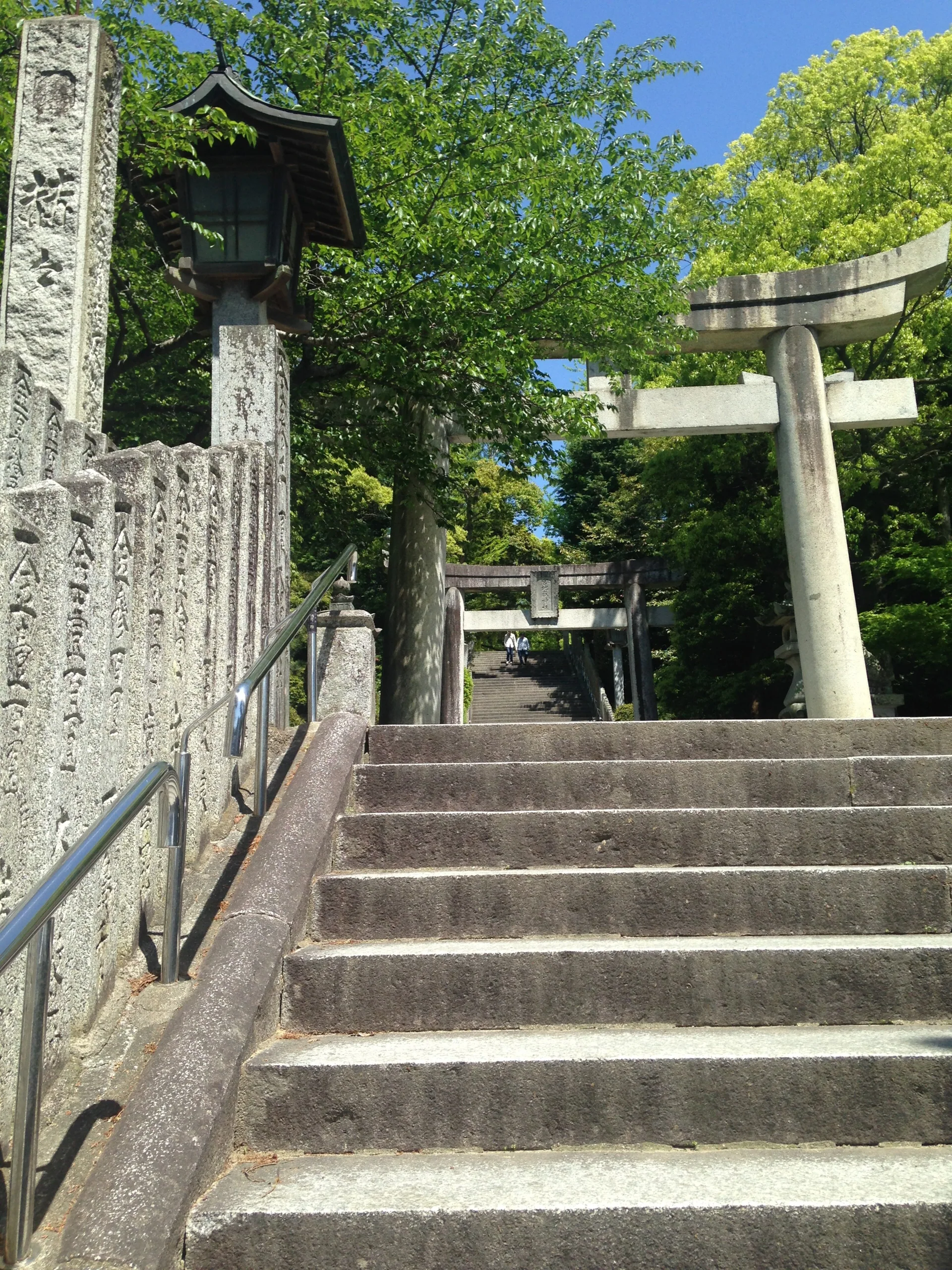 宮地嶽神社參道石階與鳥居,前往主殿會經過的入口路段