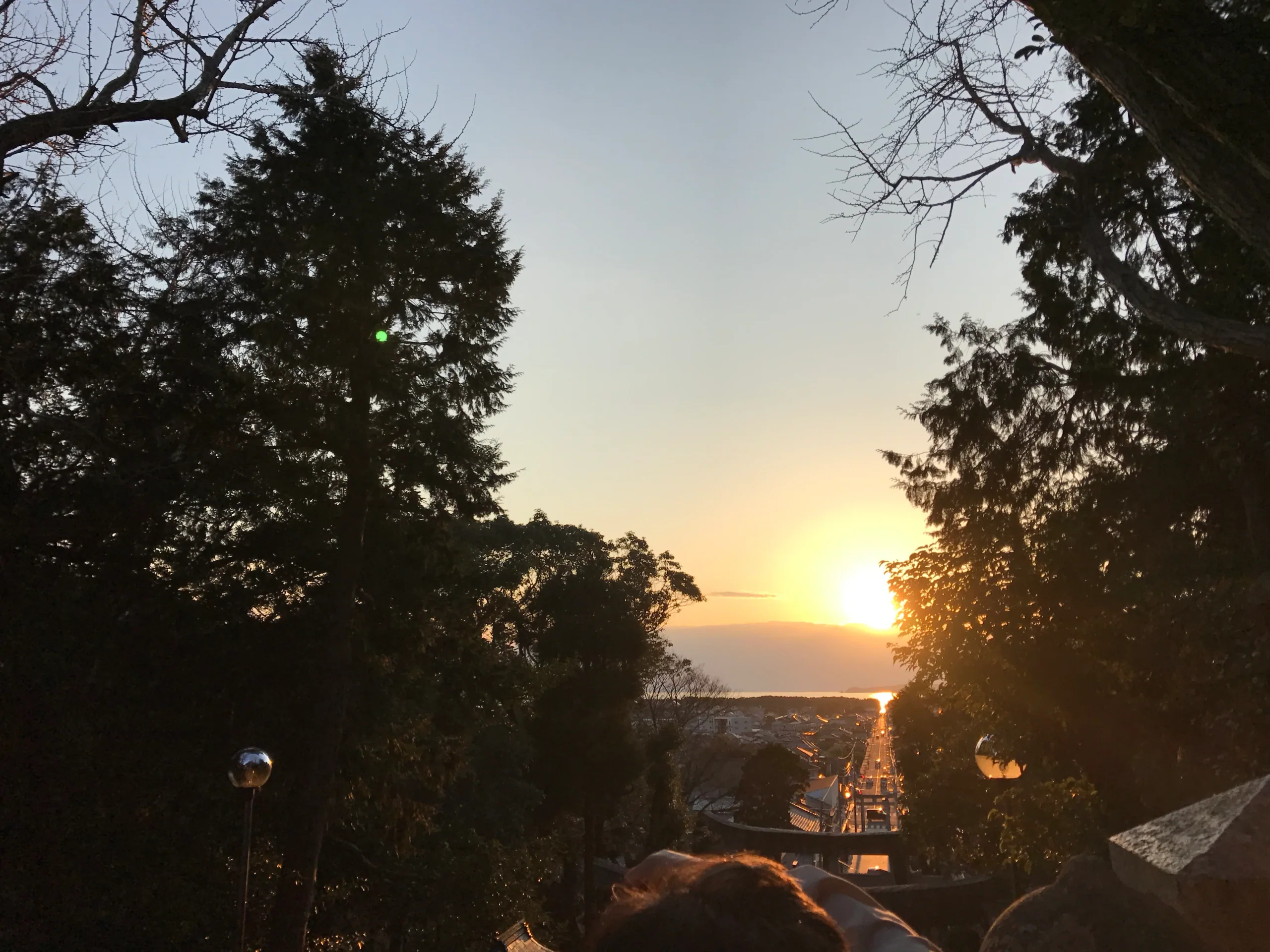 夕陽沿宮地嶽神社參道方向落向海面