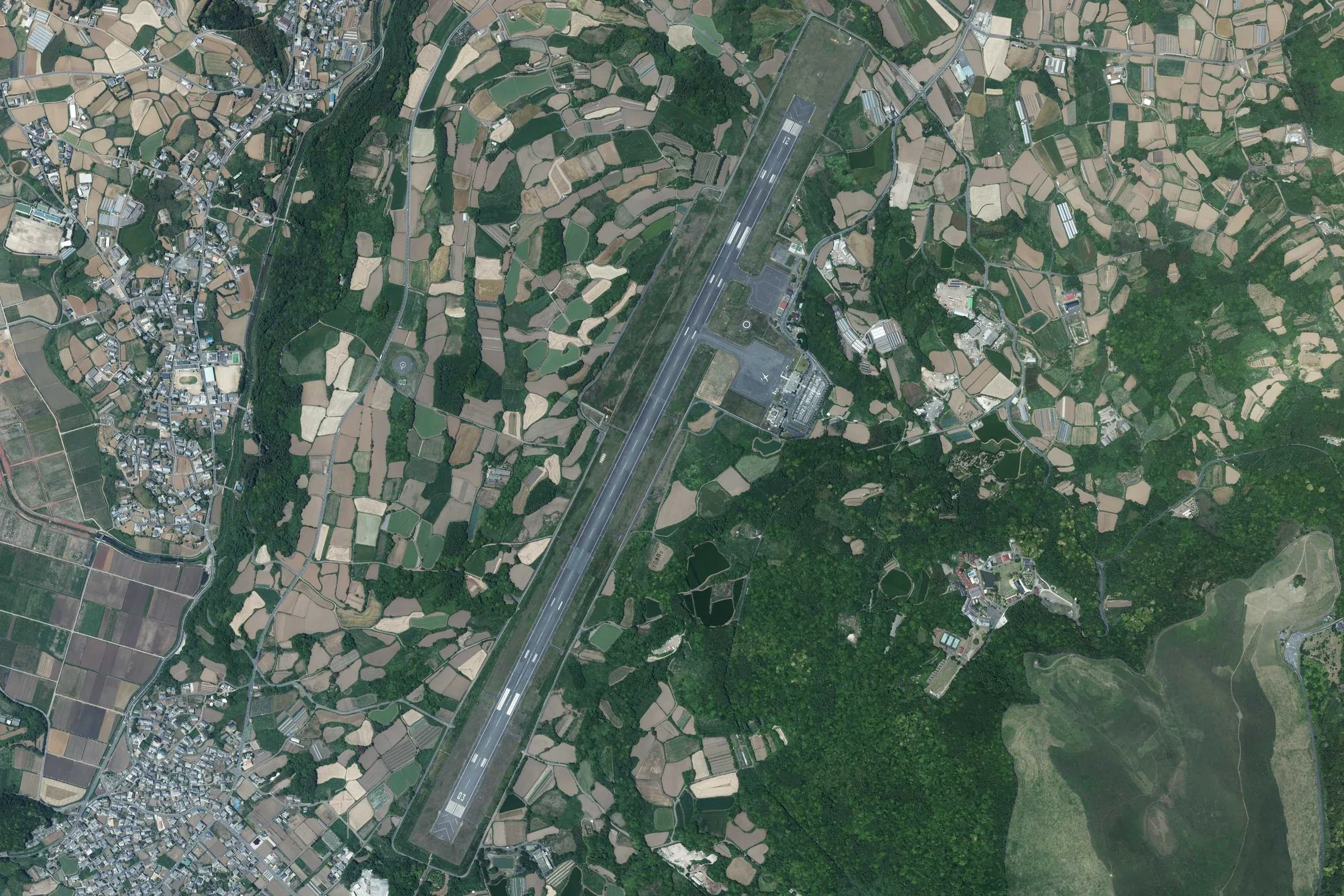 五島椿機場跑道與周邊田地空拍