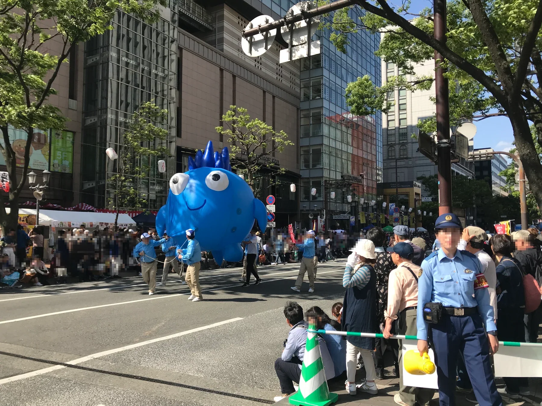 2018年博多どんたく期間,明治通上的遊行隊伍與街道人潮