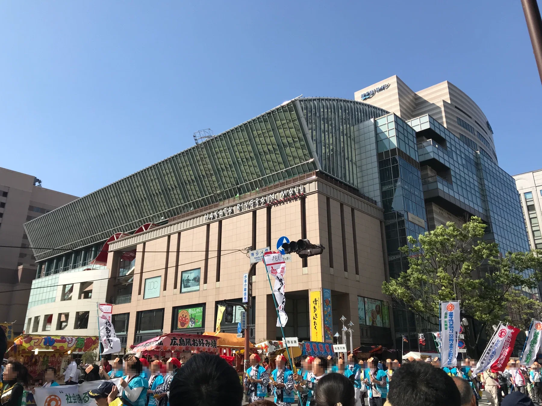 2018年博多Riverain周邊祭典街道，商場外有攤位和來往人潮