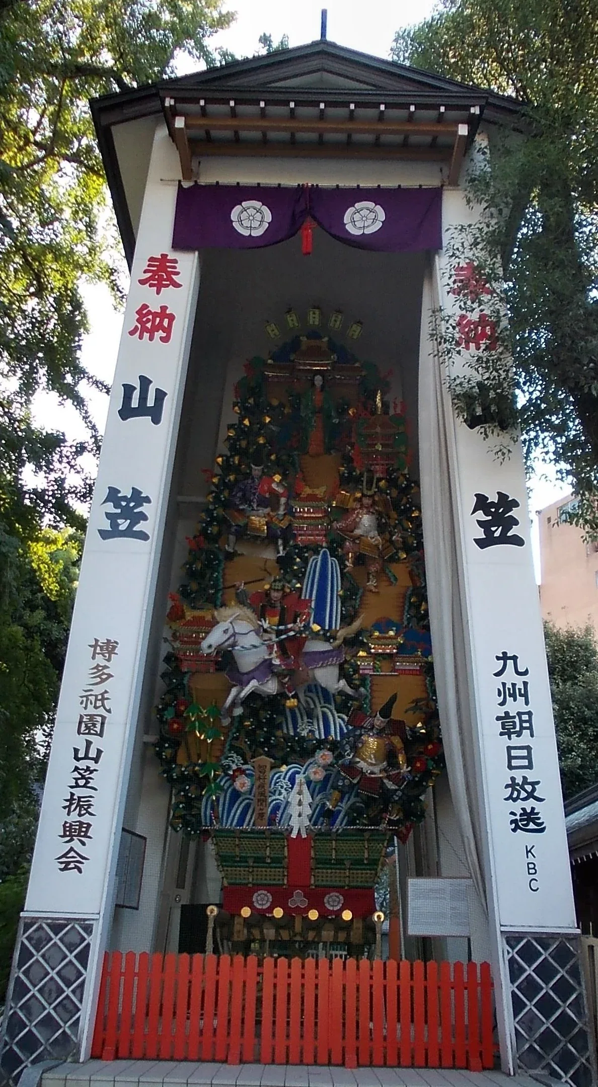 櫛田神社境內展示的博多祇園山笠飾山笠，人物造型裝飾排列在木造展示空間內