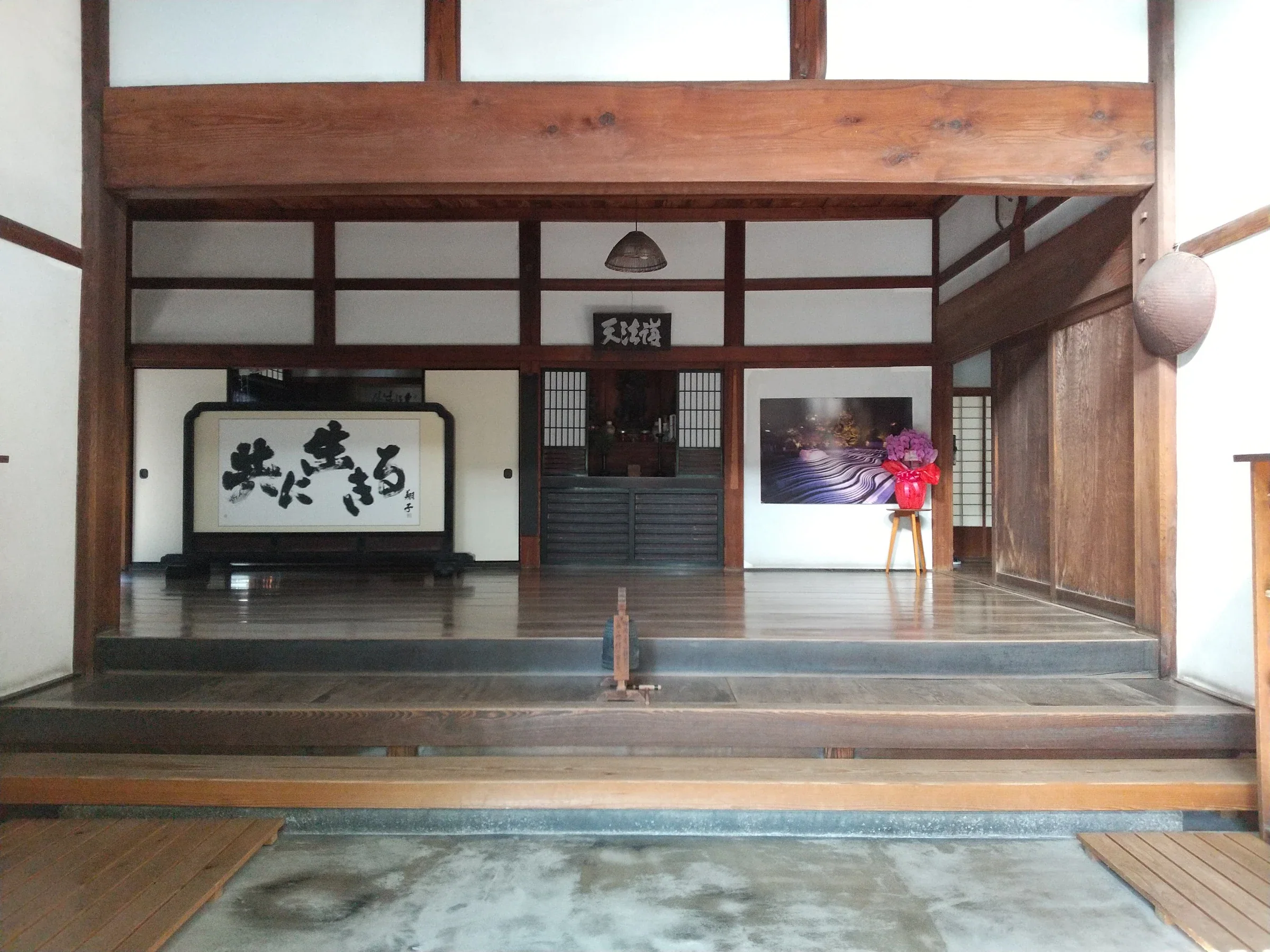承天寺庫裏入口的日間實景，木造門廊和石板路清楚可見