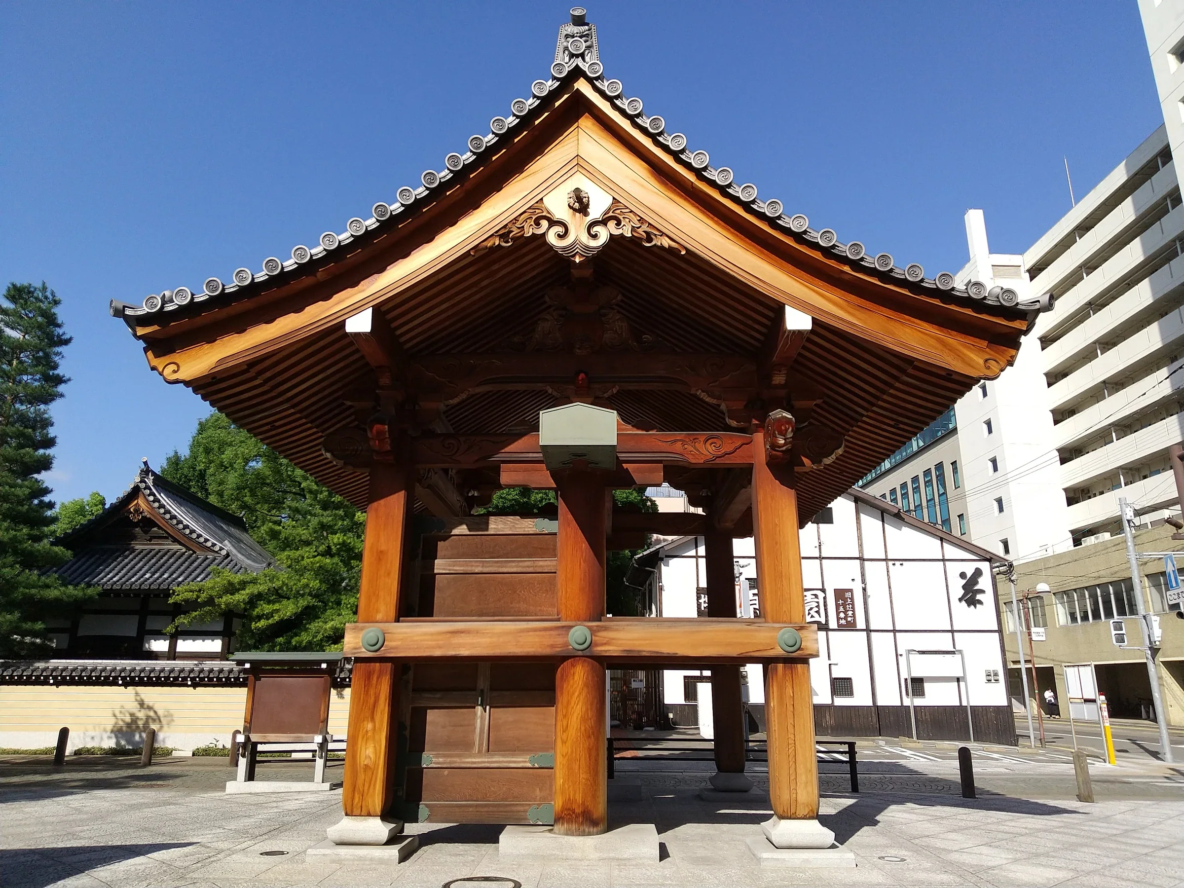 白天的博多千年門木造牌樓,門後接上博多舊市街街道